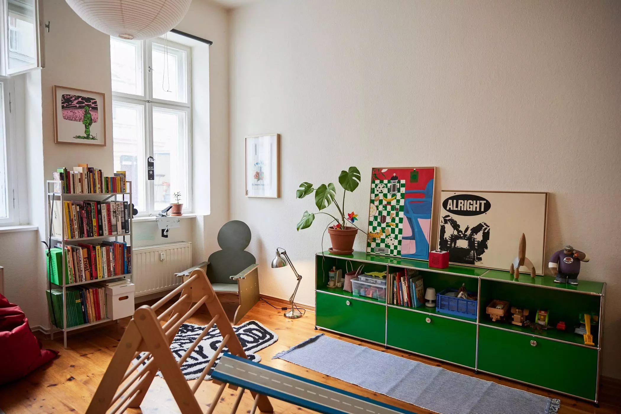 Wohnzimmer mit grünem Sideboard | femtastics