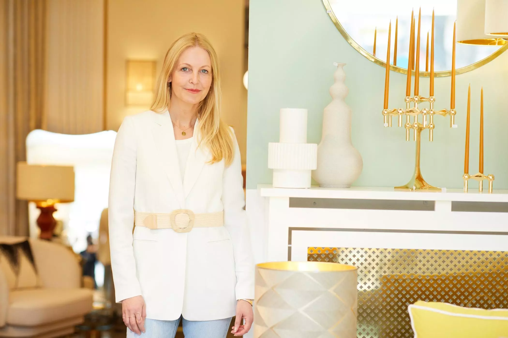 Gründerin Jana Krinke in ihrem Geschäft "Bon Voyage Interieur" - femtastics