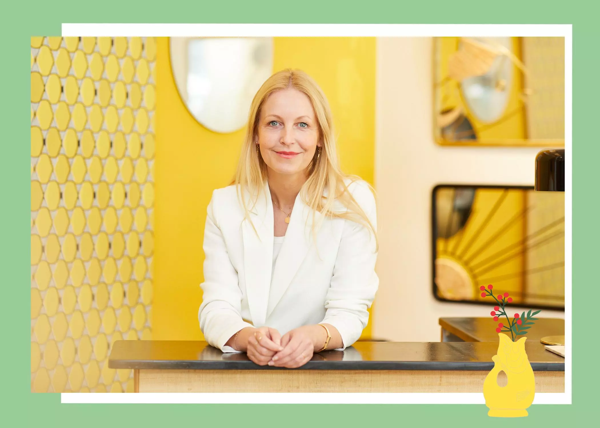 Jana Krinke am Tresen ihres Geschäfts "Bon Voyage Interieur" - femtastics