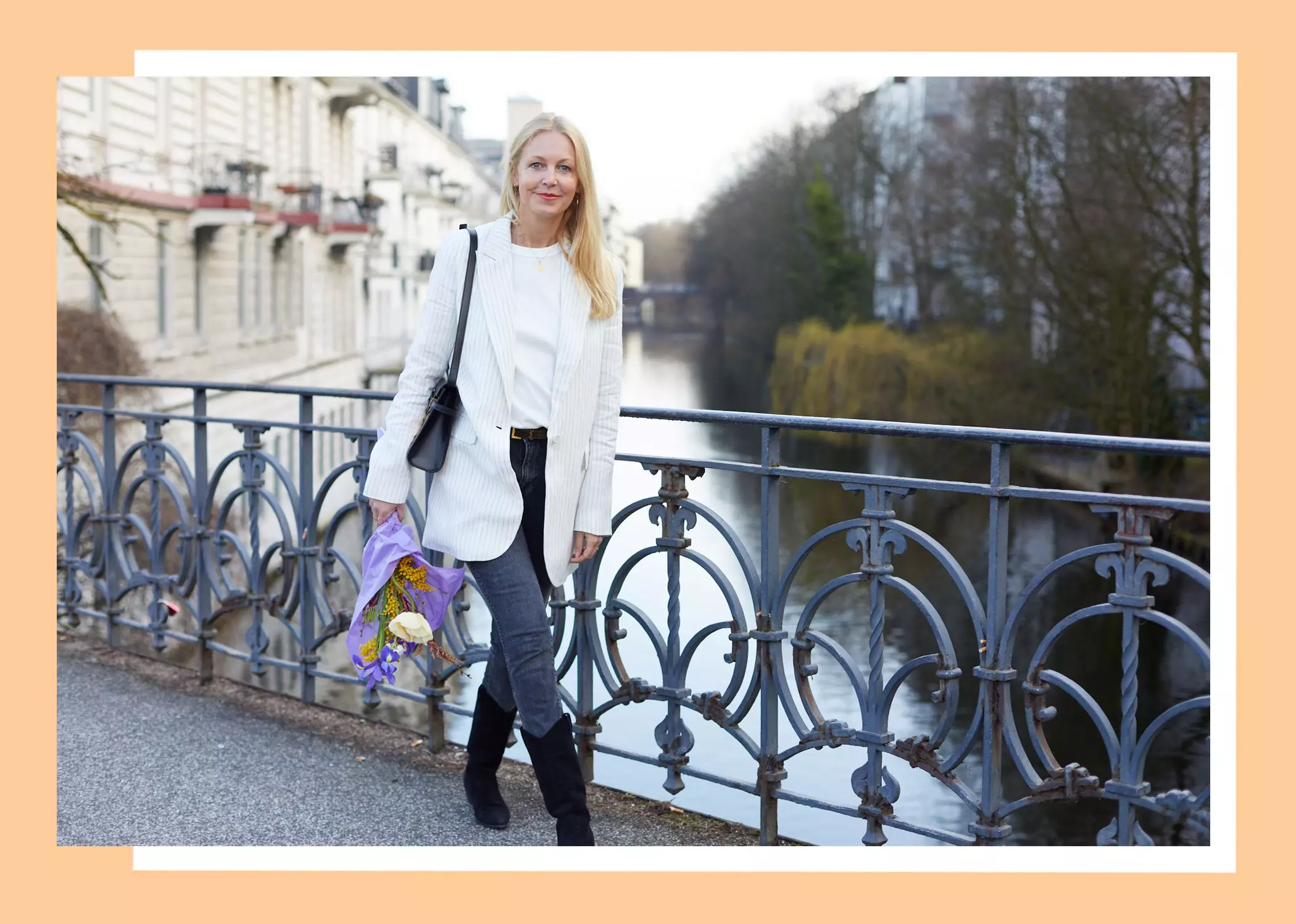 Unternehmerin Jana Krinke mit Blumenstrauß im Hamburger Frühling - femtastics