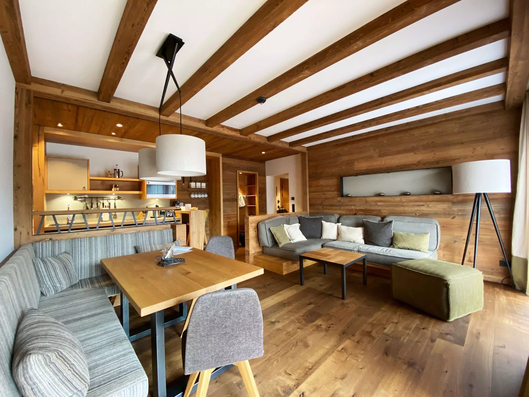 femtastics-Kaiserlodge-Zimmer-Wohnbereich