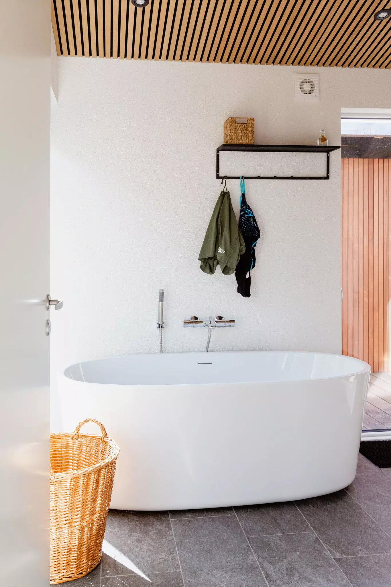 Frei stehende Badewanne im Badezimmer - femtastics