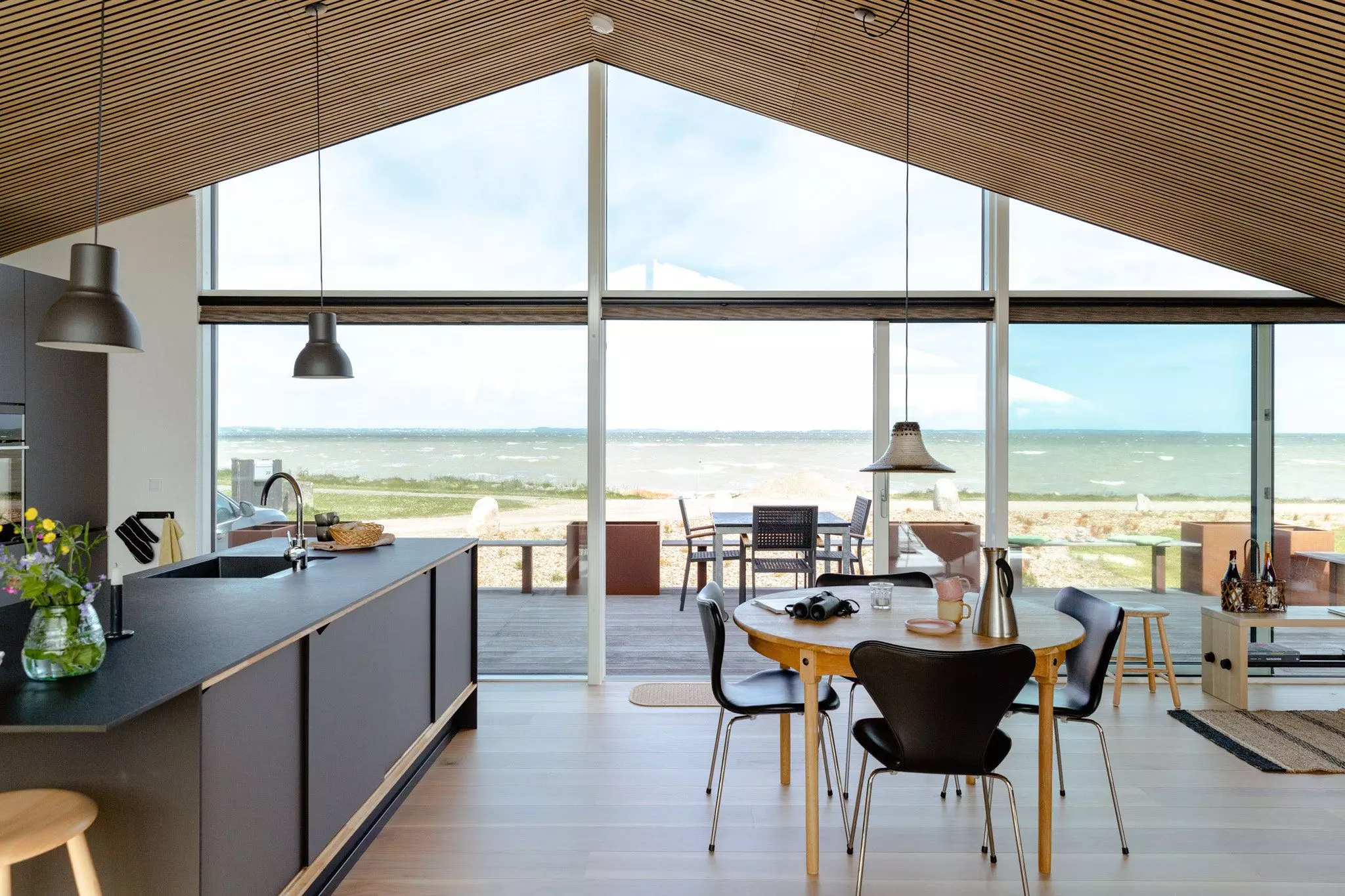 Ferienhaus am Meer in Dänemark mit großem Fenster - femtastics