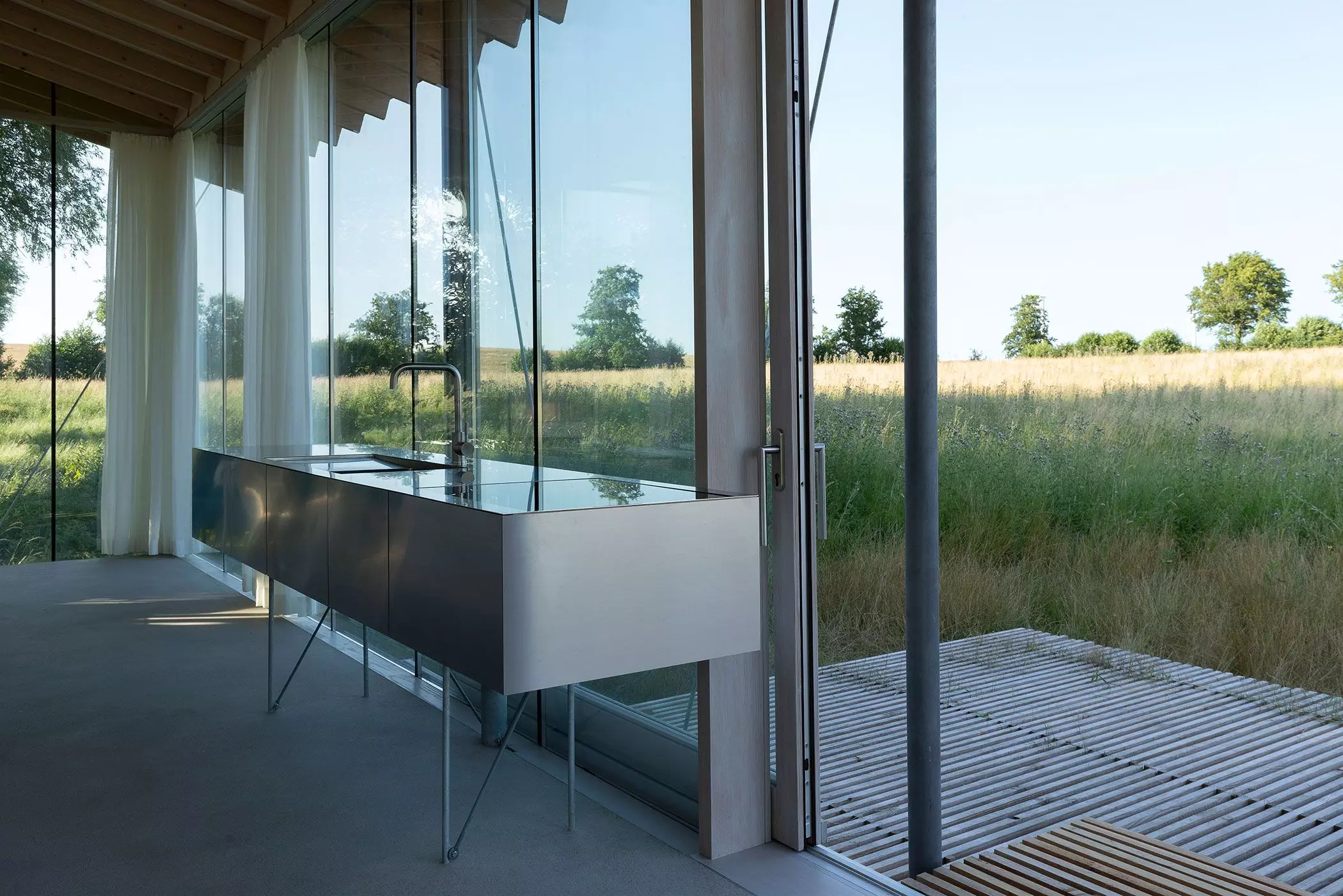 Ferienhaus aus Glas auf einer Wiese – femtastics