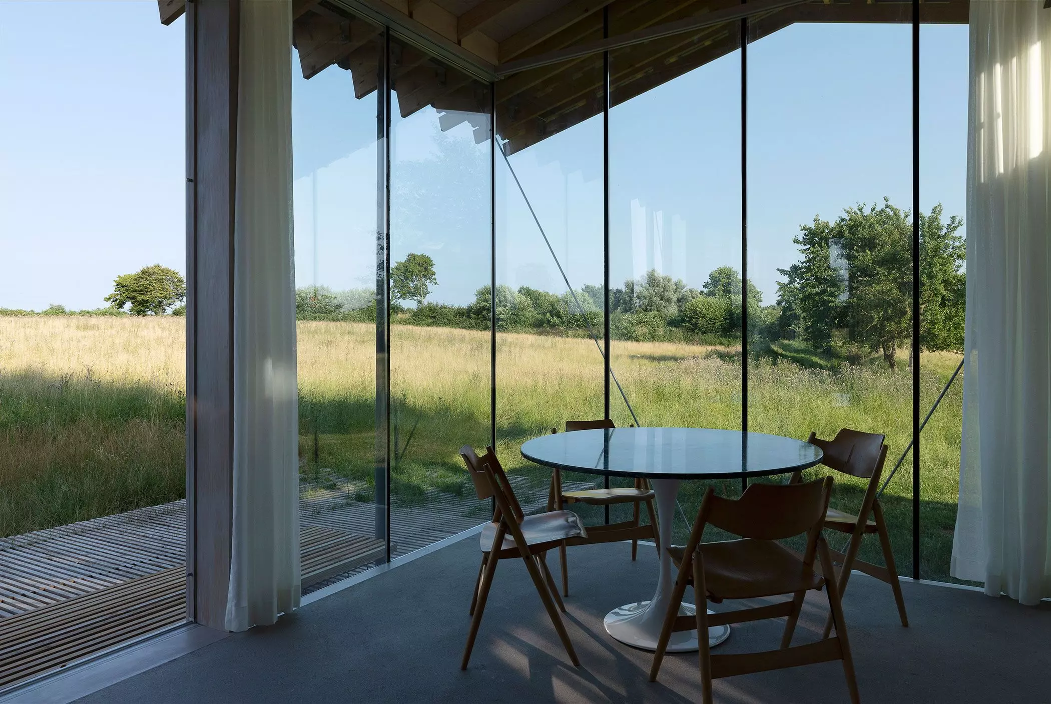 Ferienhaus aus Glas auf einer Wiese – femtastics