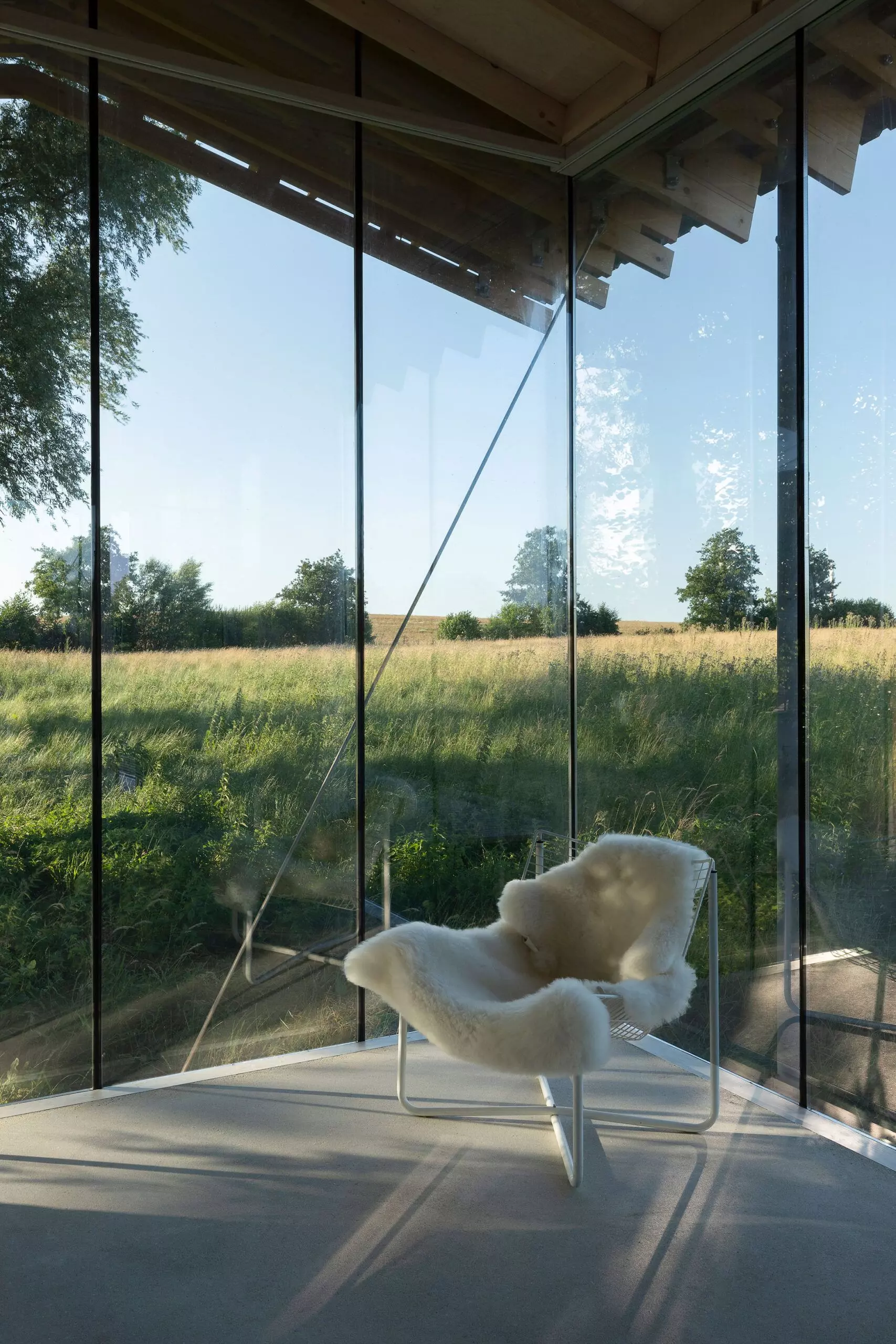 Ferienhaus aus Glas auf einer Wiese – femtastics
