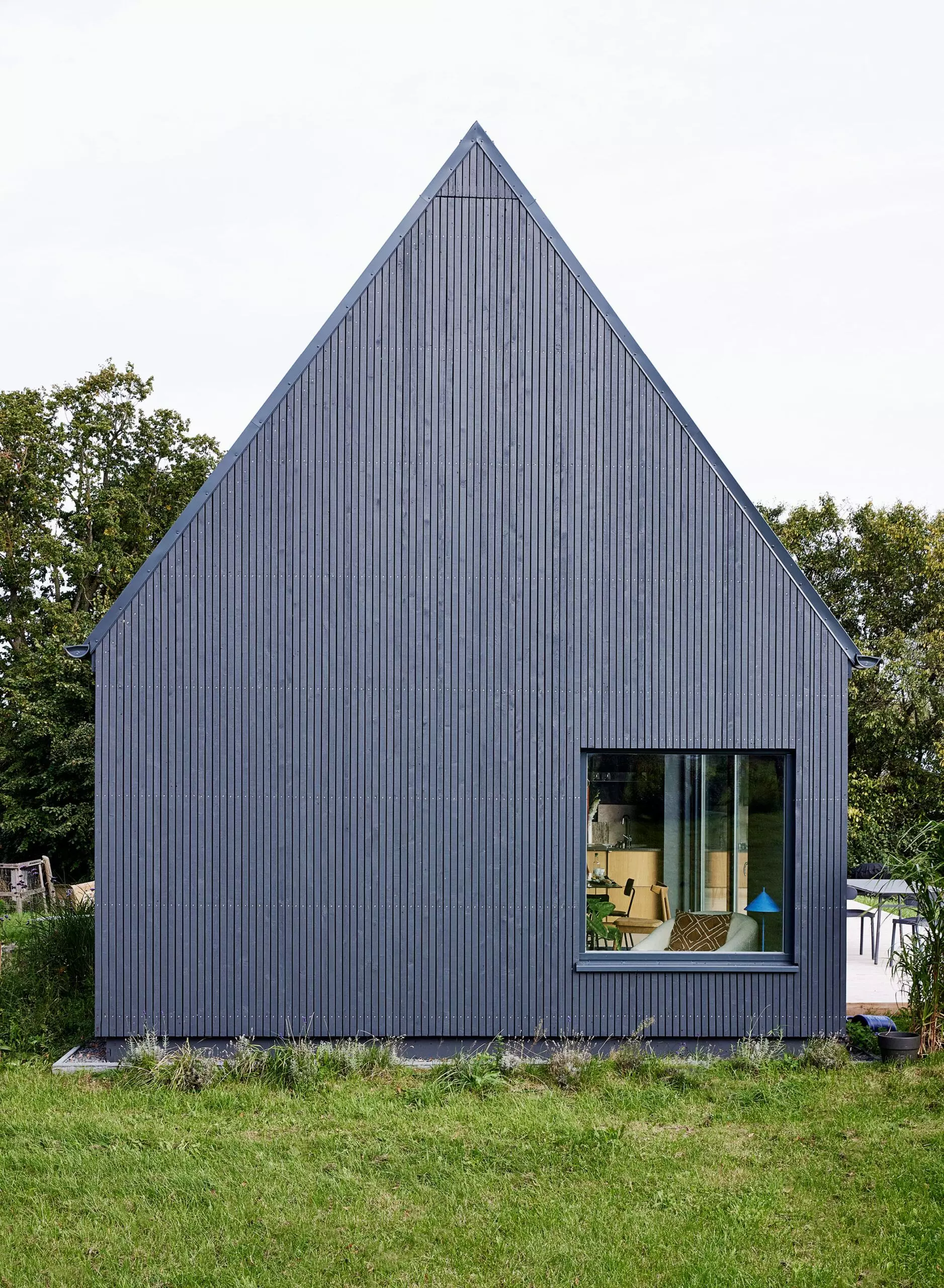 Modernes Ferienhaus auf einer Wiese – femtastics