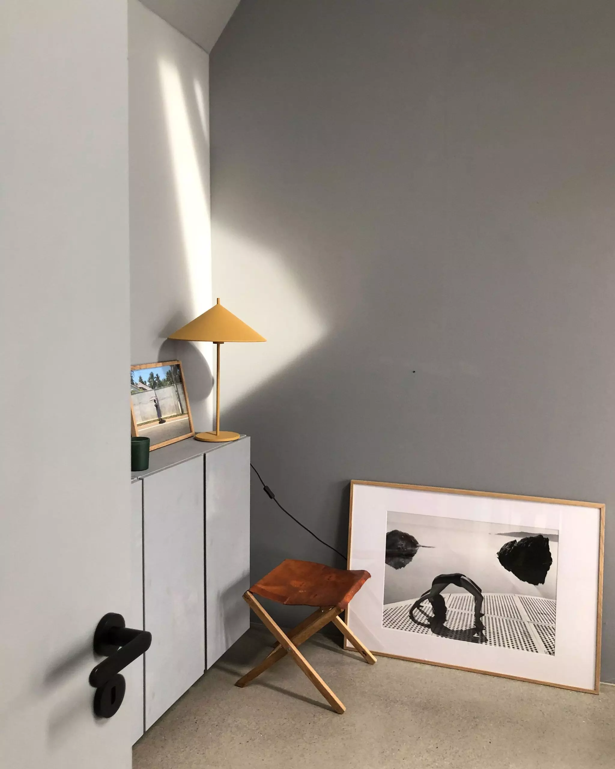 Schlafzimmerecke mit Hocker, Bild und Lampe – femtastics