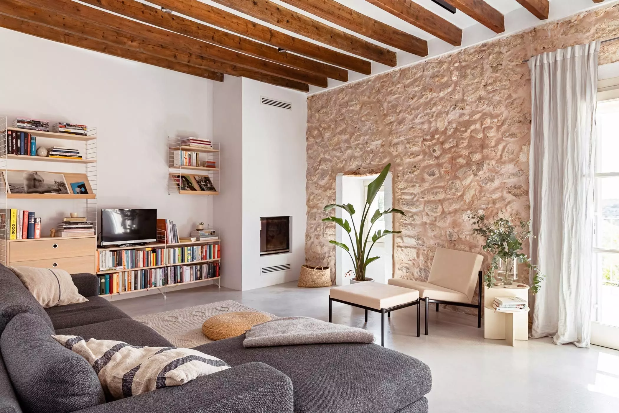 Modernes Wohnzimmer in rustikalem Haus auf Mallorca - femtastics