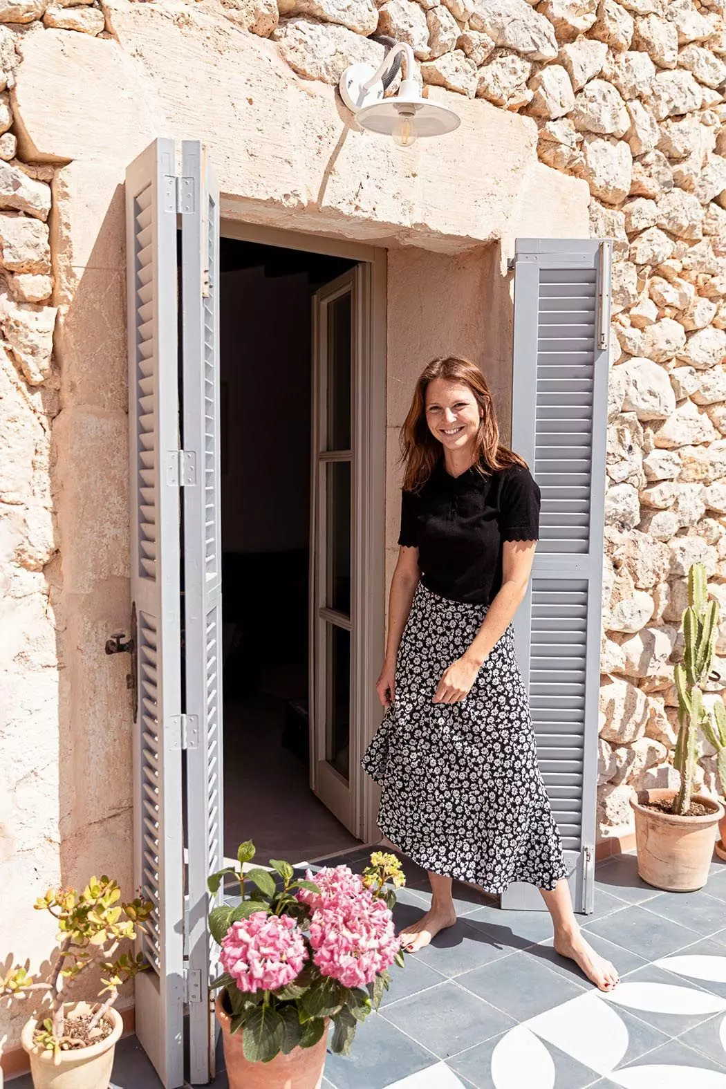 Gründerin Lisa Heschel auf ihrer Terrasse auf Mallorca - femtastics