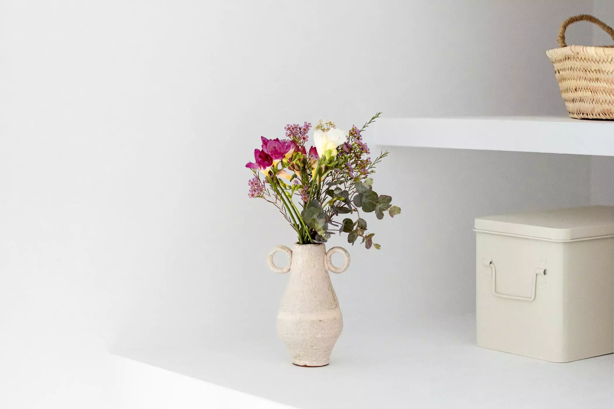 Kleine Keramikvase mit frischen Blumen - femtastics