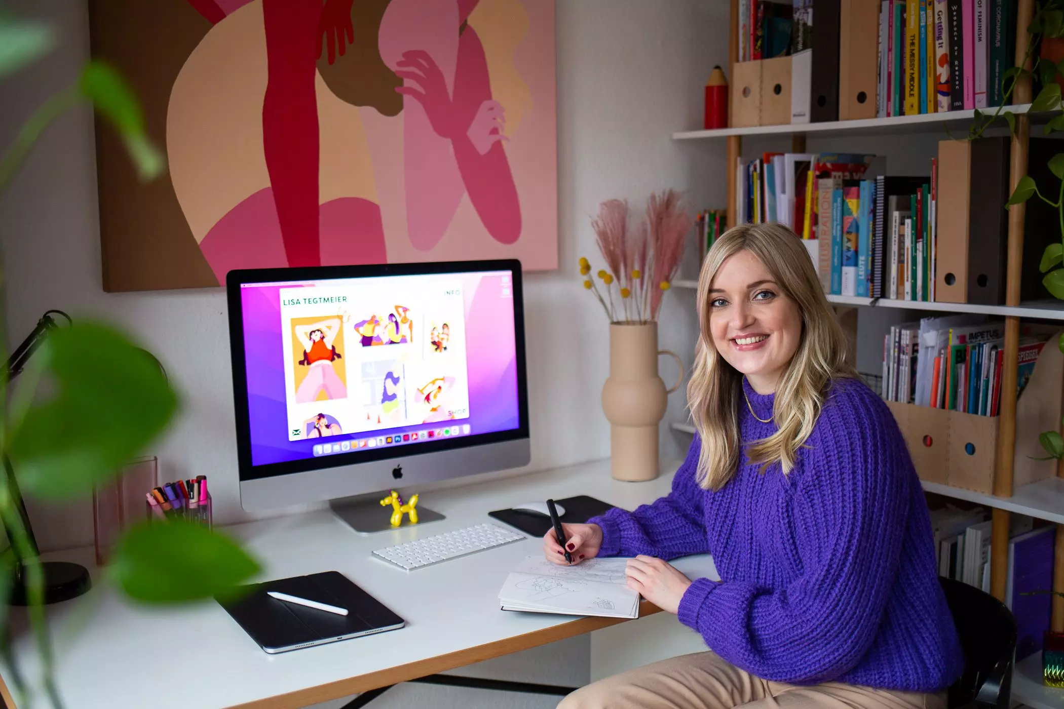 Illustratorin Lisa Tegtmeier bei der Arbeit an ihrem Schreibtisch - femtastics