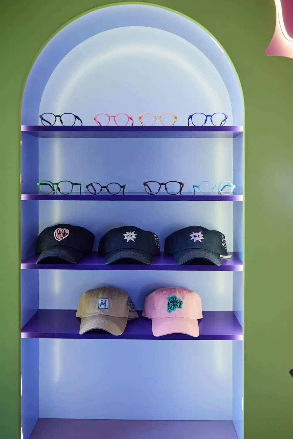 femtastics-Manti-Manti-Kinderbrillen-anprobieren