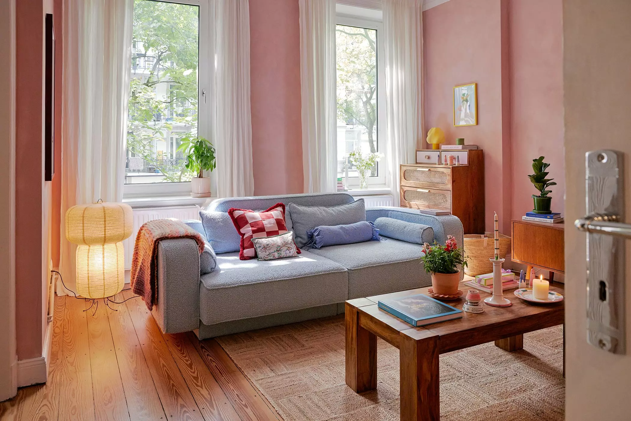 femtastics-Megan-Rose-Murray-Wohnzimmer-hellblaues-Sofa