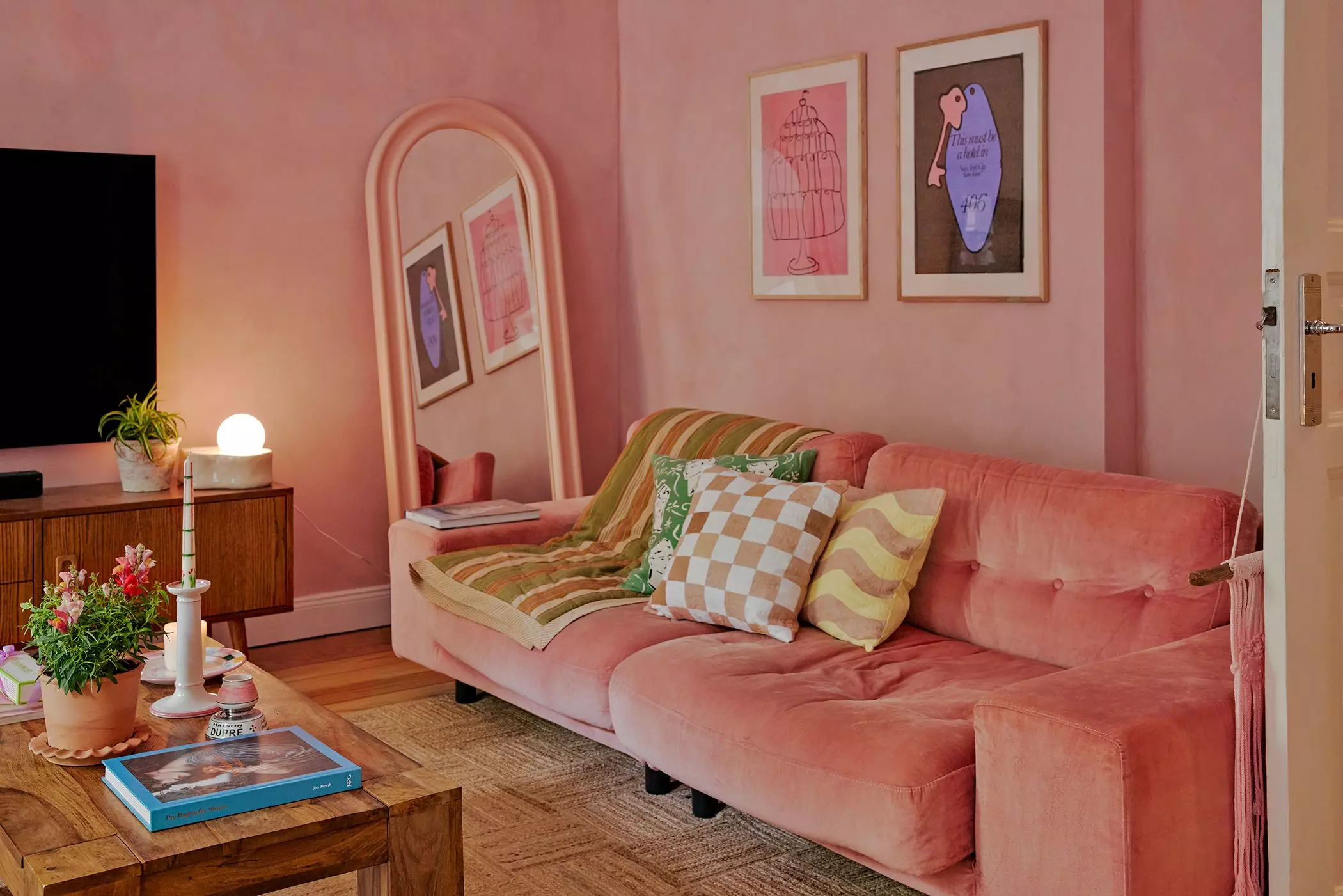 femtastics-Megan-Rose-Murray-Wohnzimmer-rosa-Wand