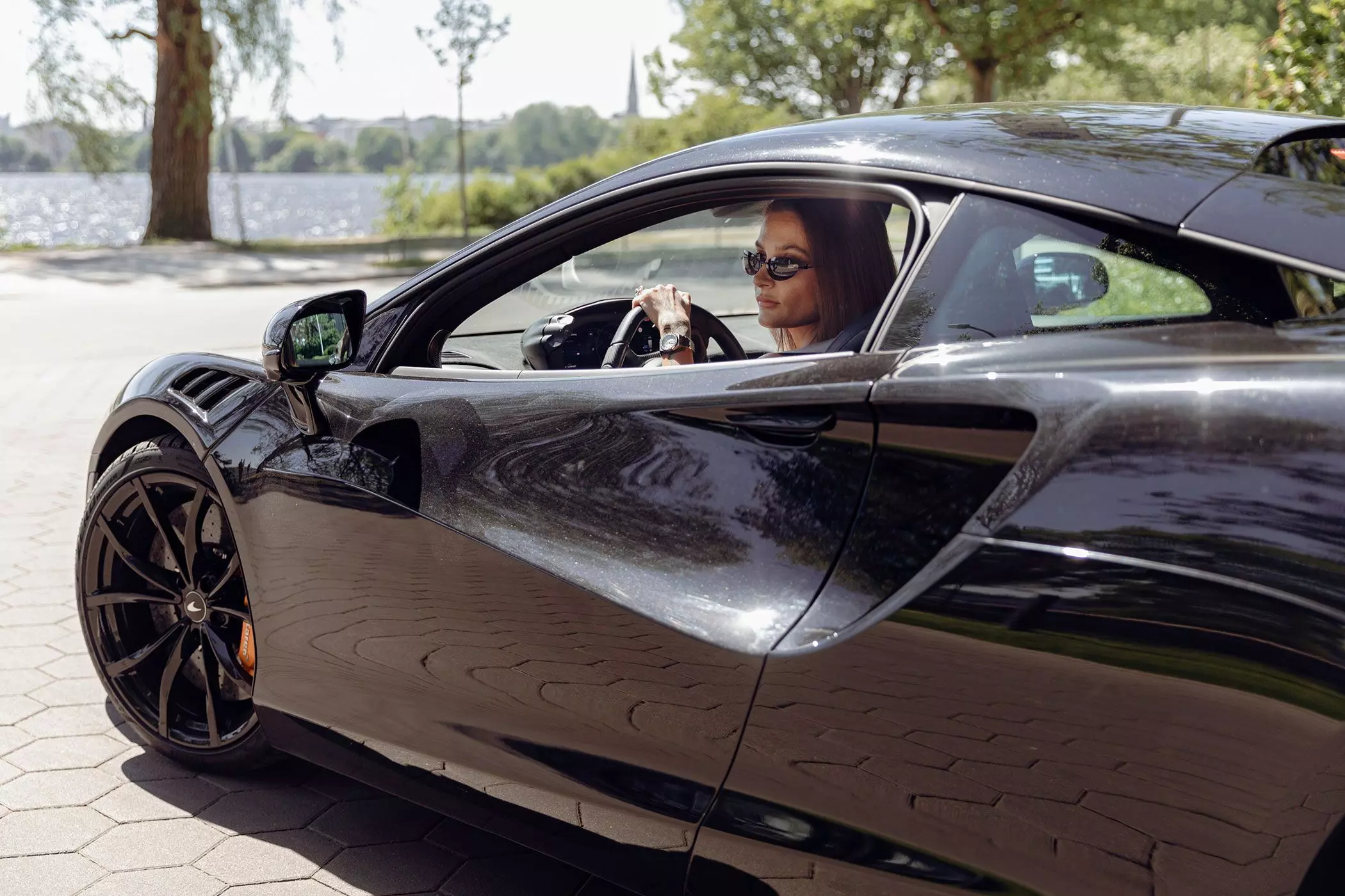 Melina Wendlandt mit Sonnenbrille im McLaren Artura