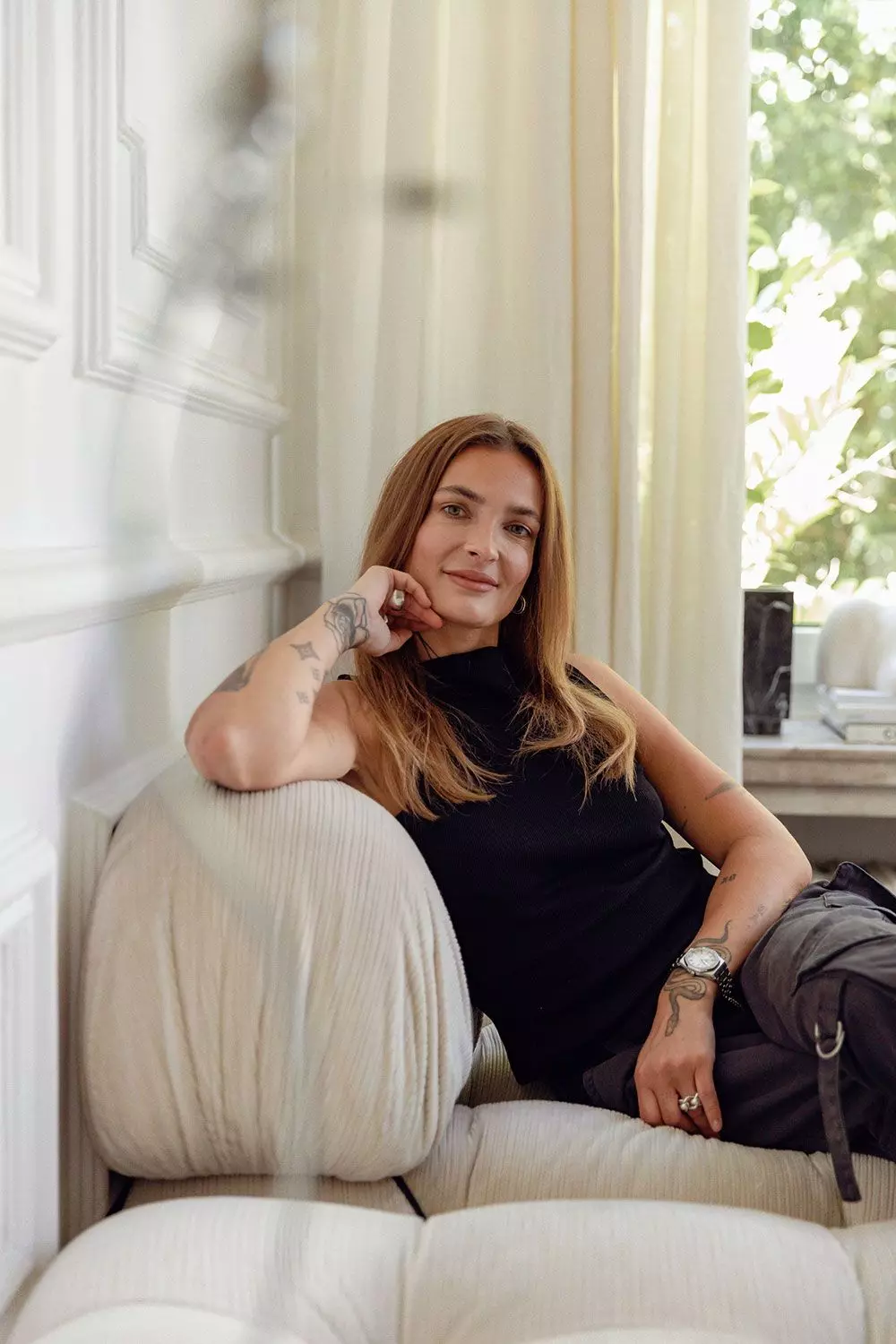 Melina Wendlandt auf ihrem Sofa lehnend