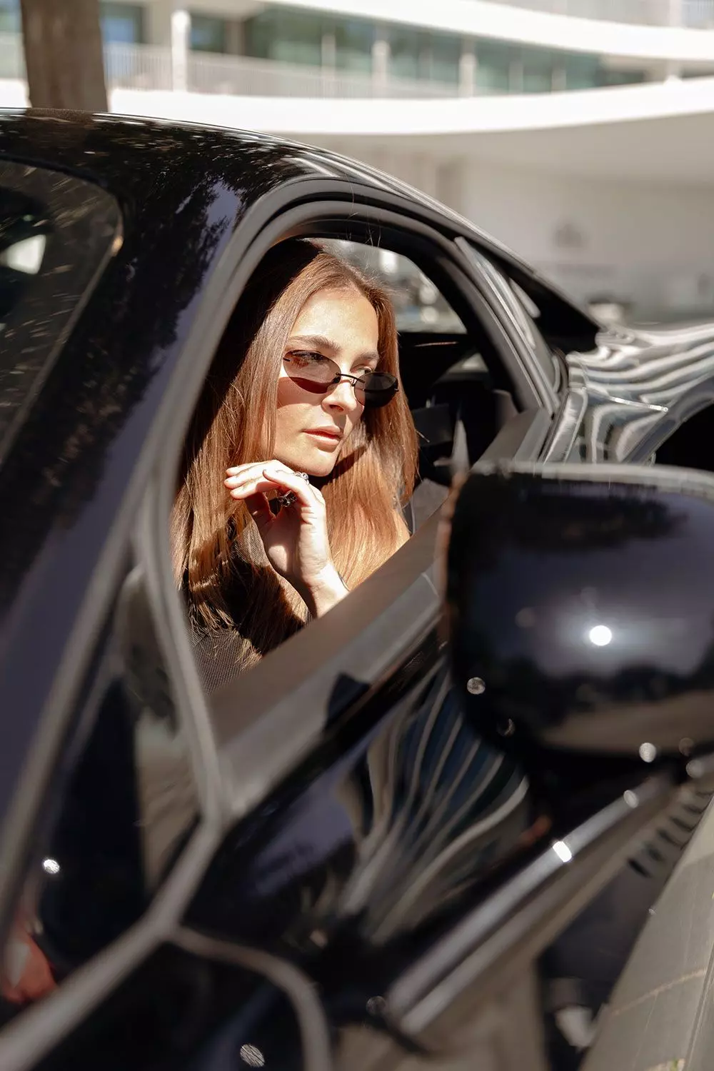 Melina Wendlandt mit Sonnenbrille im McLaren Artura