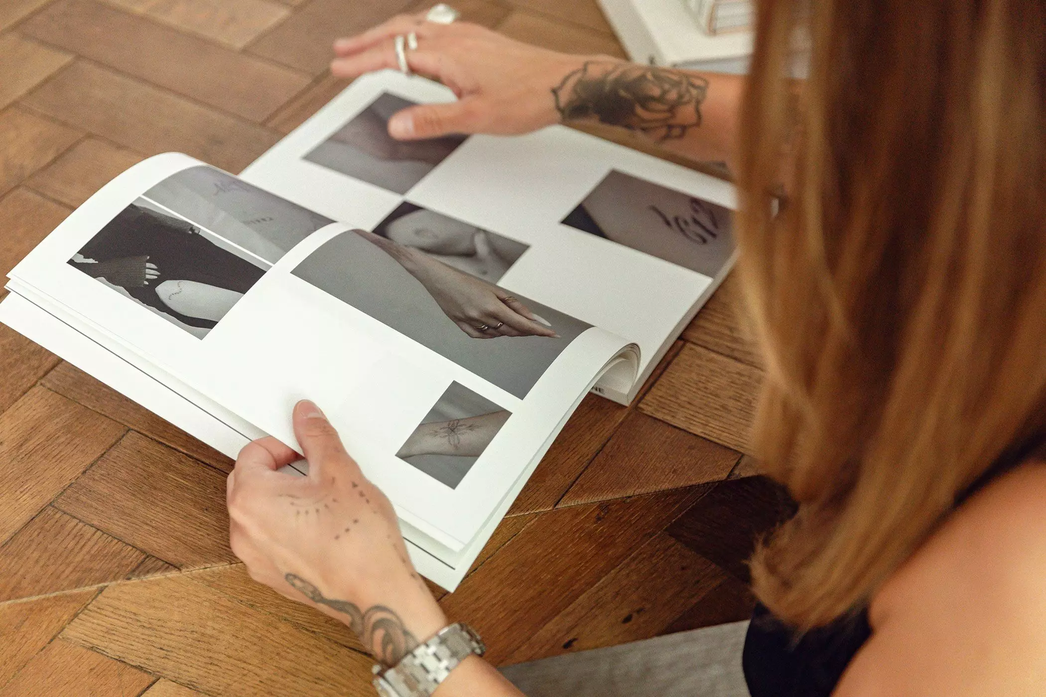 Melina Wendlandt blättert durch ihr Tattoo-Buch