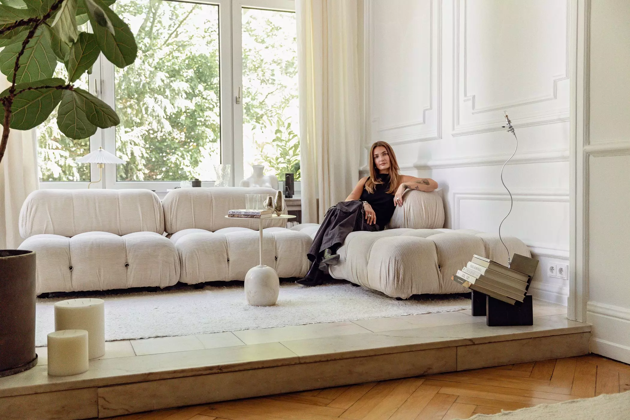Melina Wendtland auf dem Sofa in ihrem Wohnzimmer