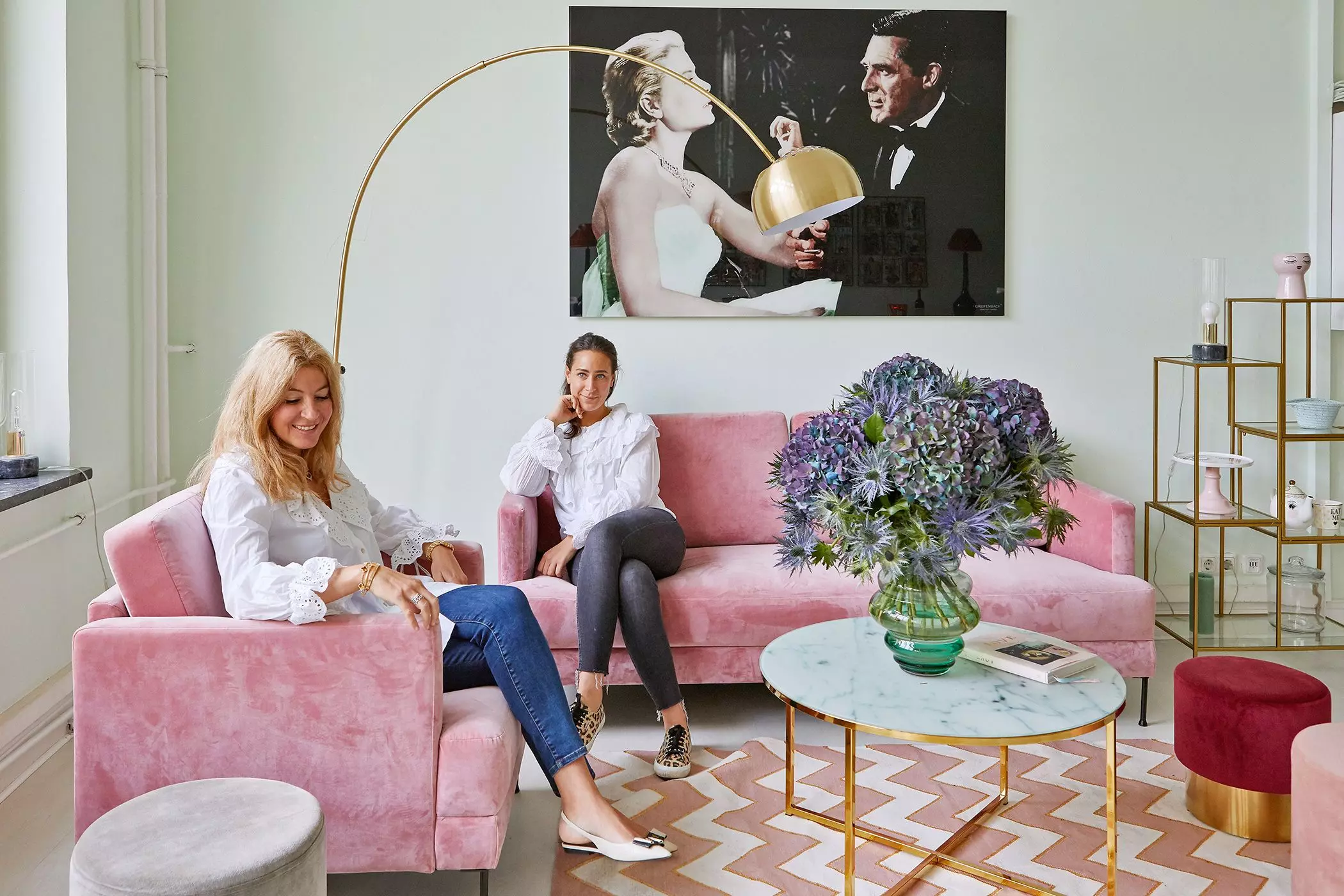 Yasmin von Schlieffen-Nannen und Frederike-Ottilie Schmidt sitzen auf rosafarbenen Samtsofas - femtastics