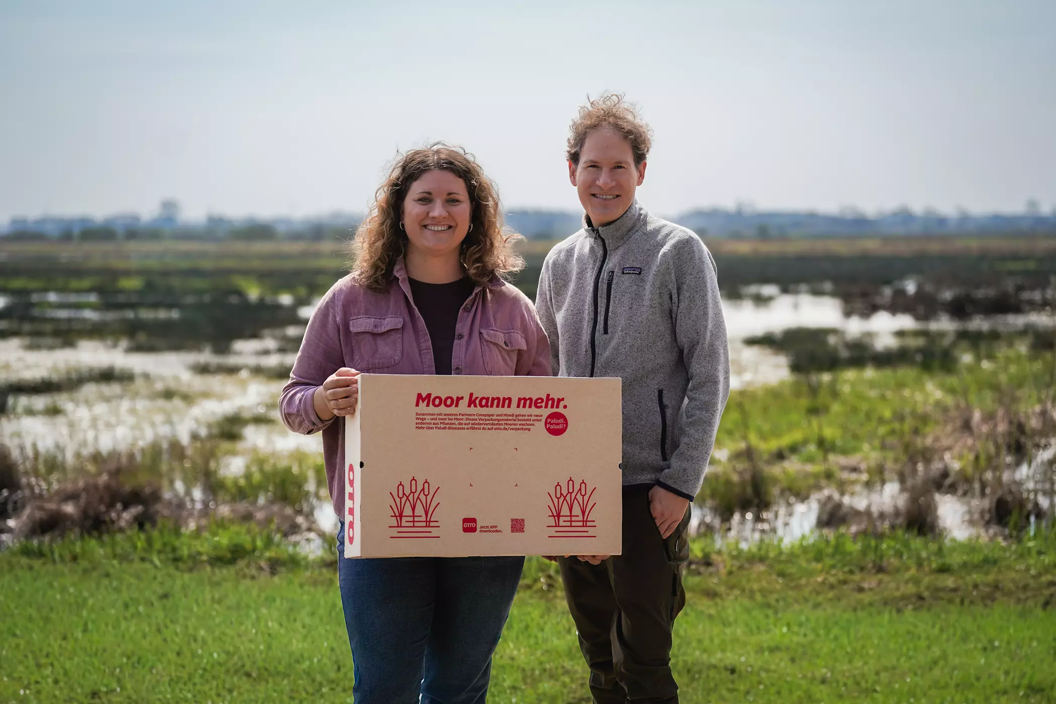 Karla Jabben und Tobias Gruber mit dem preisgekrönten Paludi-Karton von OTTO
