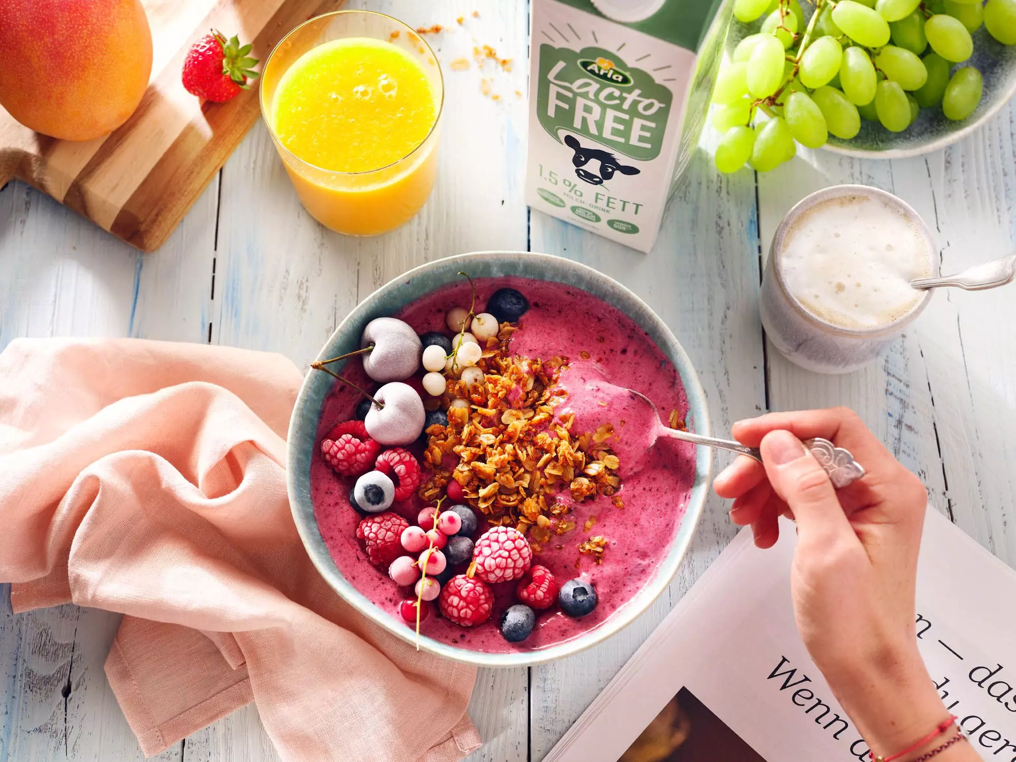 Smoothie-Bowl mit Obst und Granola auf einem Tisch - femtastics