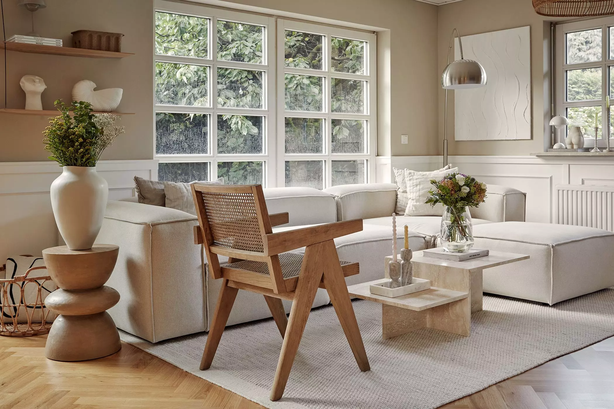 Wohnzimmer mit hellem Sofa von Interior-Instagrammerin Sandra Schang | femtastics