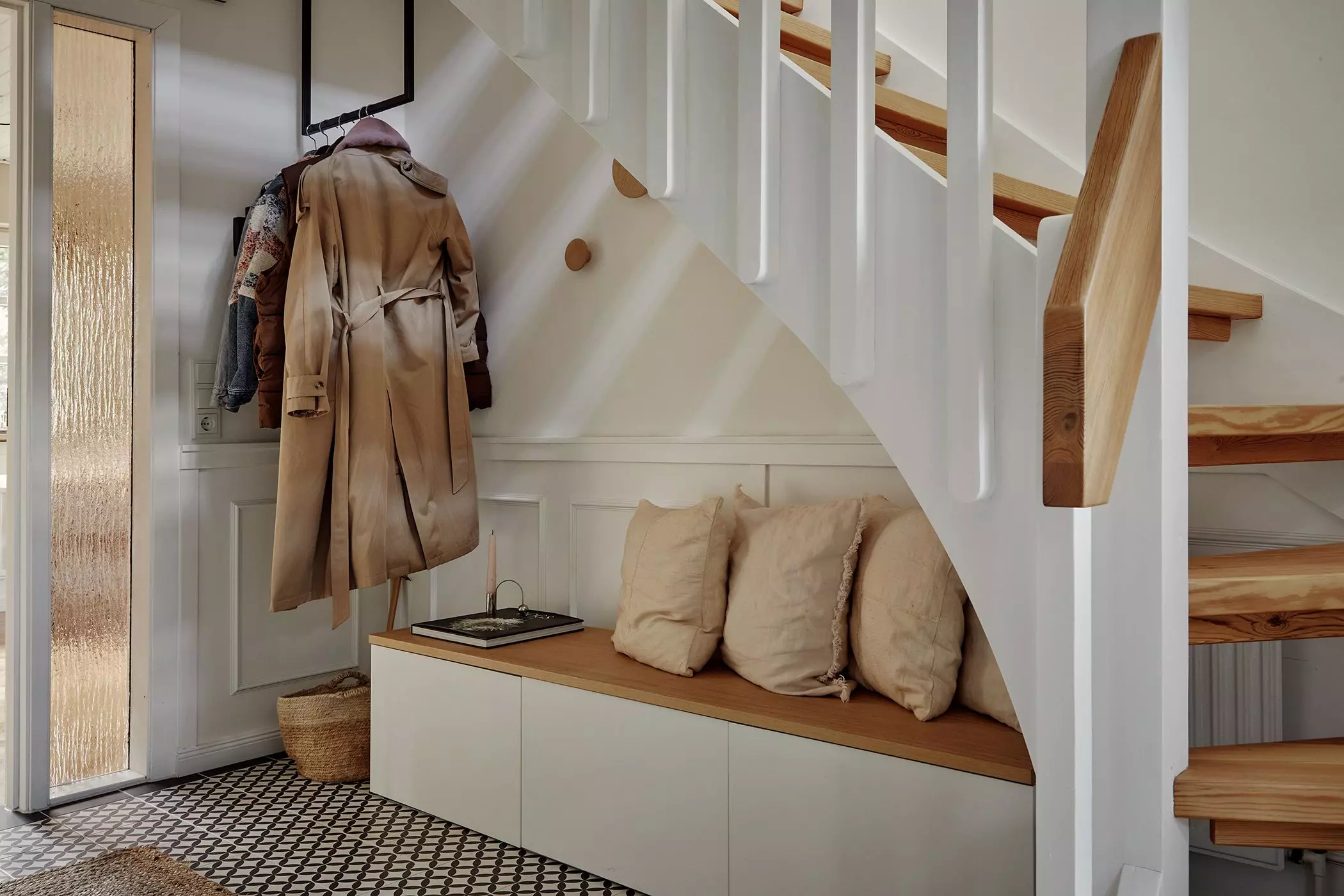 Flur und Treppenhaus in Weiß und Naturholz | femtastics