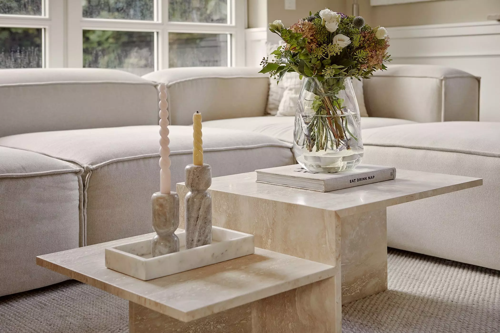 Heller Marmorsofatisch mit Blumen und Kerzen | femtastics