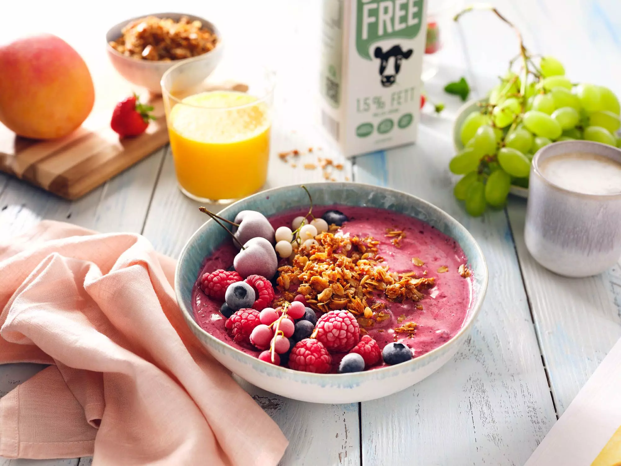 Smoothie-Bowl mit tiefgekühlten Beeren und Kirschen - femtastics