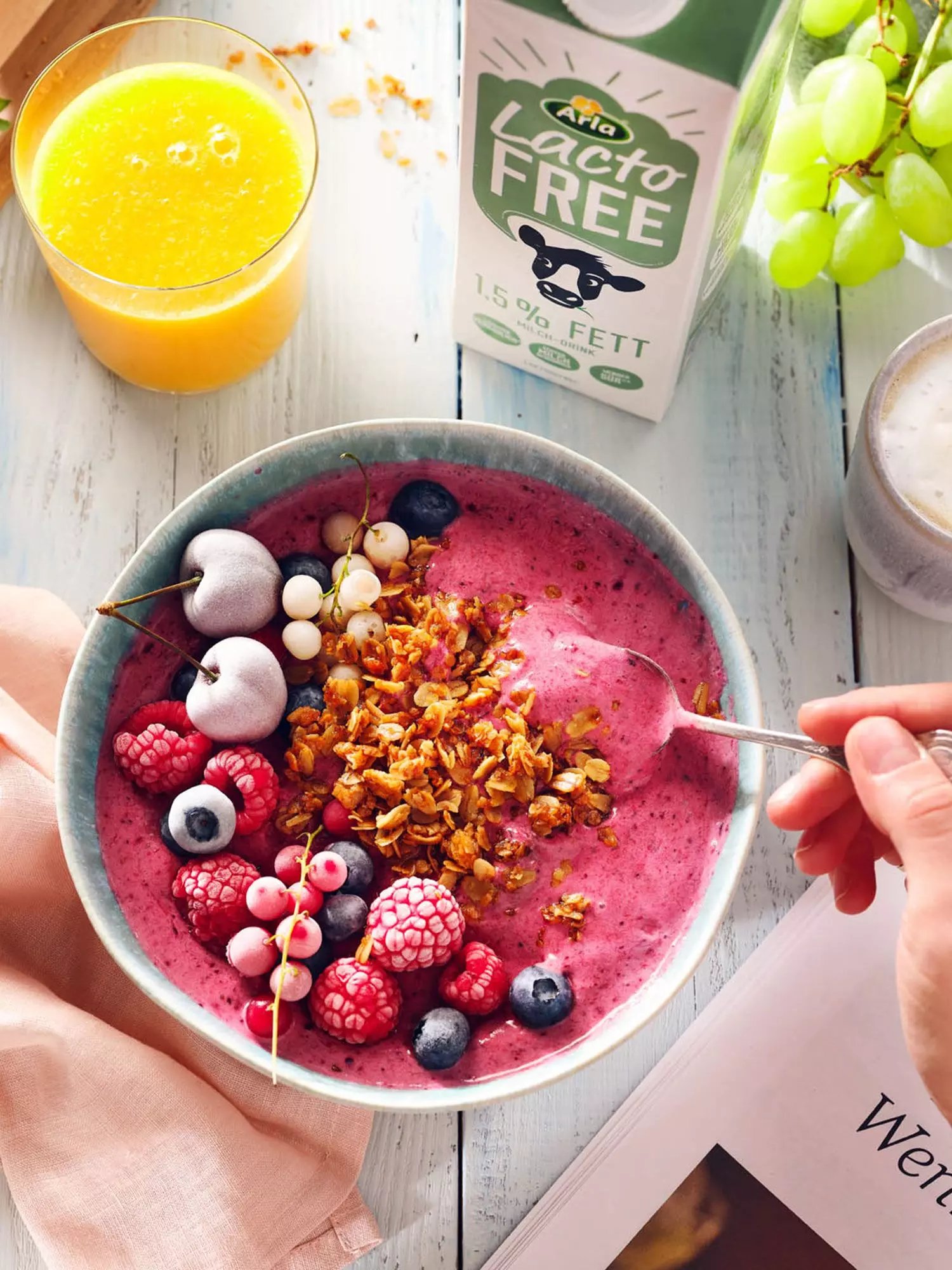 TK-Früchte auf Smoothie-Bowl mit Müsli und laktosefreier Milch - femtastics