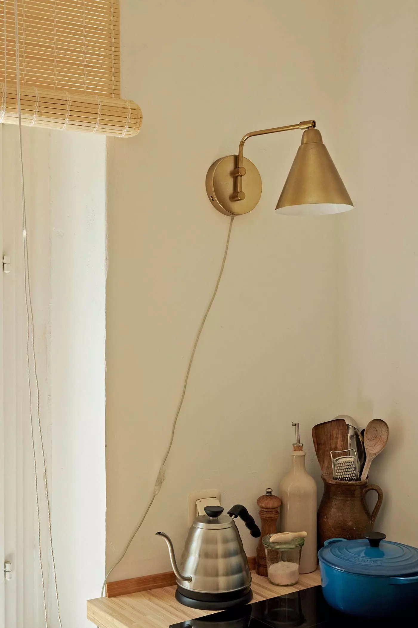 Detail aus einer Küchenecke mit Teekocher und Wandlampe - femtastics