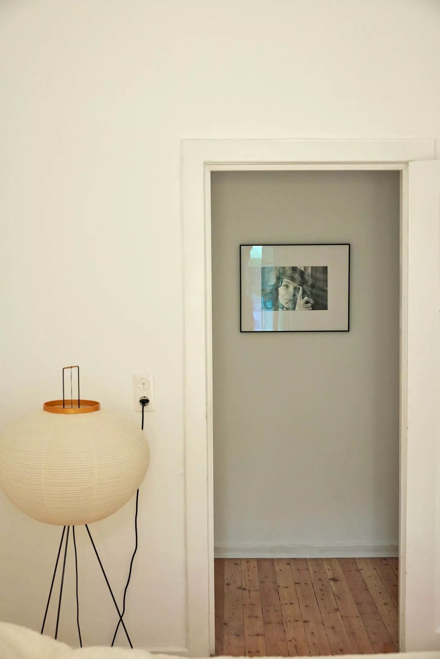 Blick in Flur mit Papierstehlampe links - femtastics