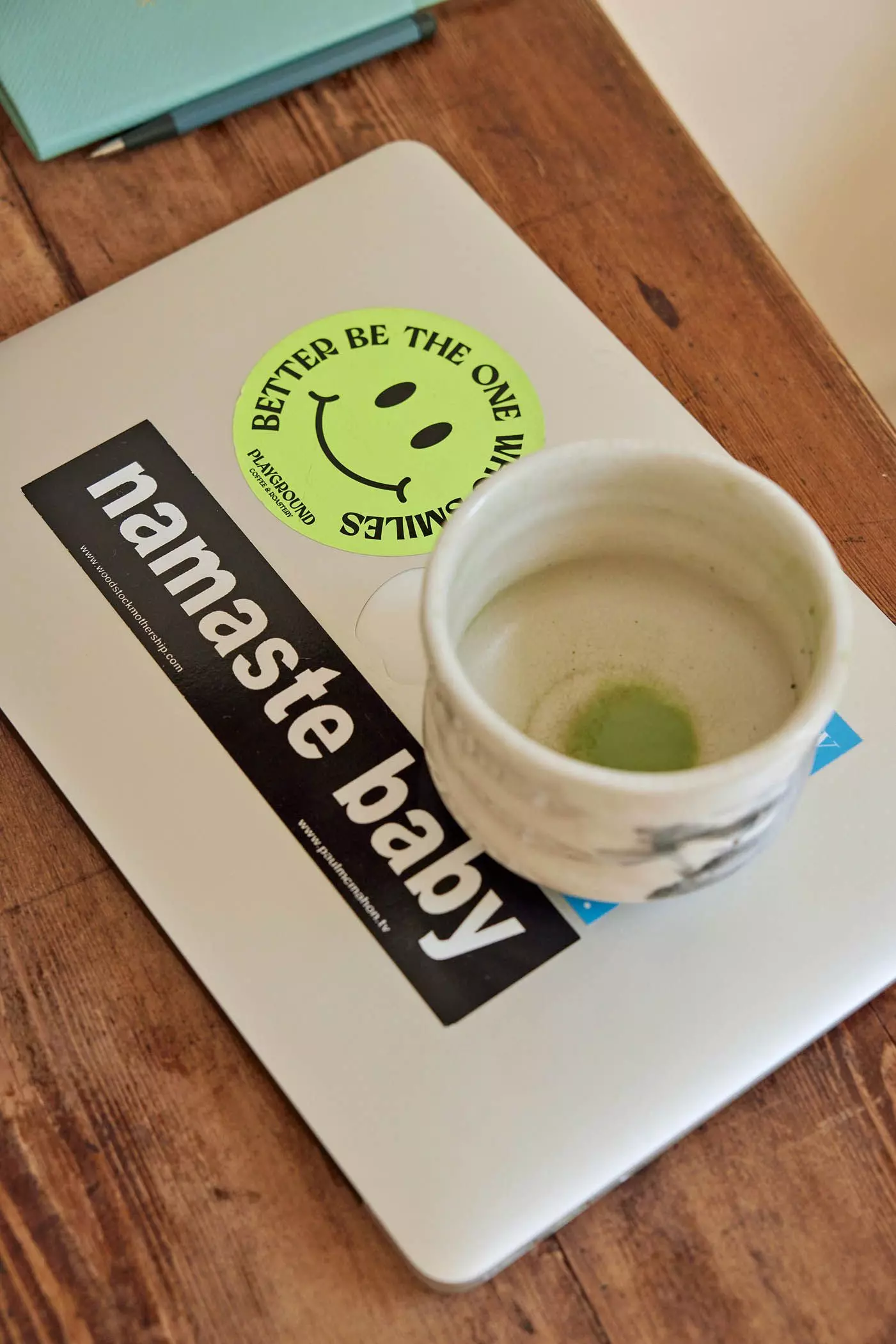 Matchabecher auf einem Macbook mit Stickern - femtastics