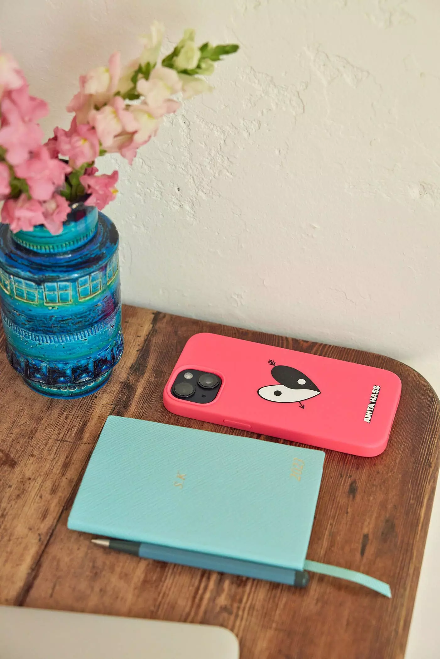 Blaues Notizbuch und Handy mit rosa Hülle - femtastics