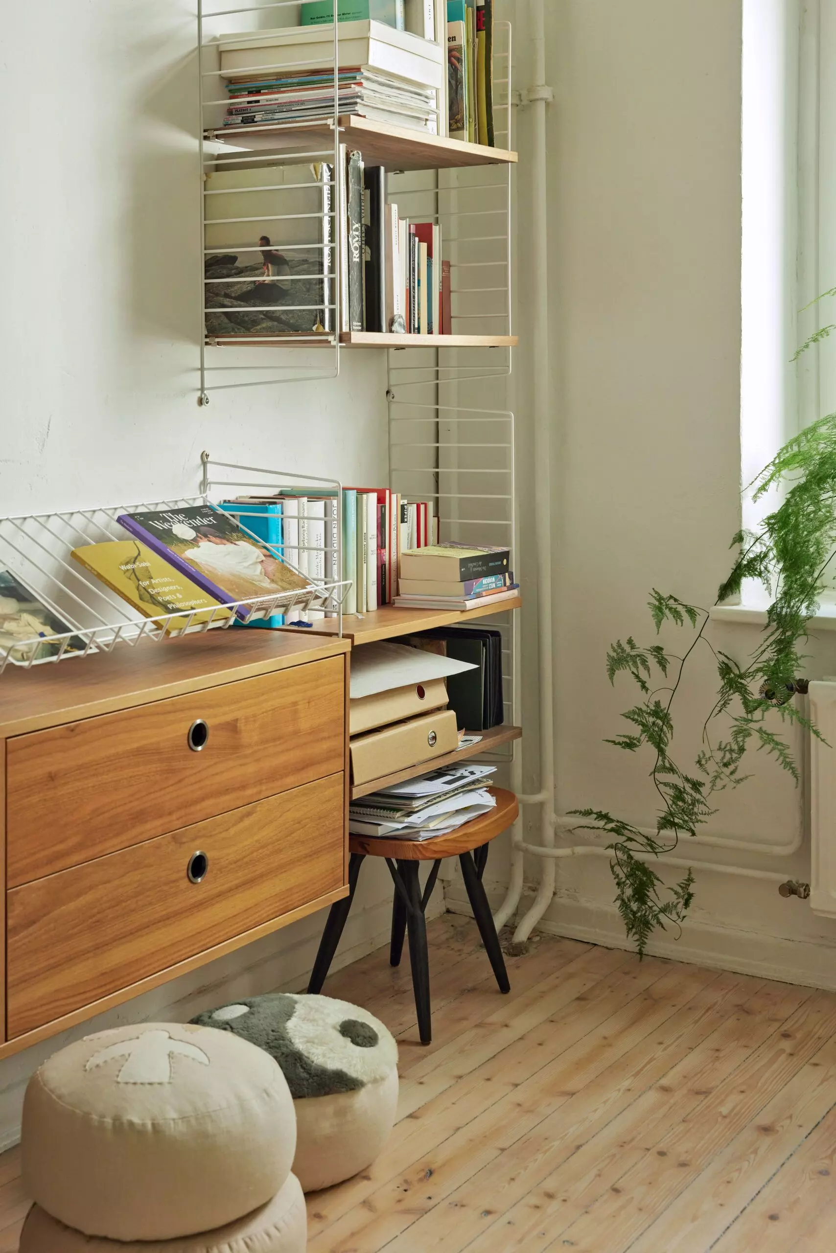 String-Regal mit Büchern - femtastics
