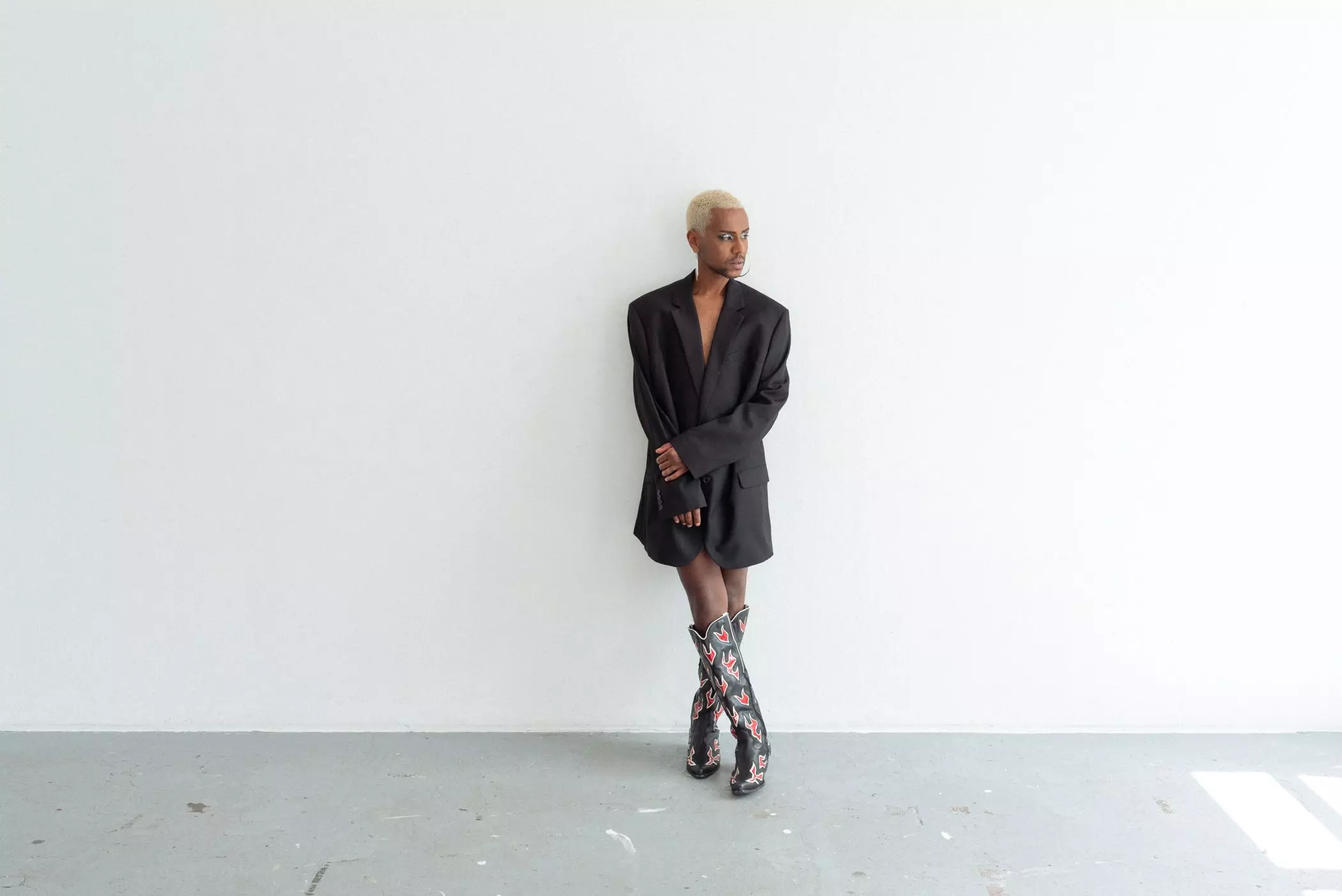 Portraitfoto von Tarik Tesfu mit Cowboystiefeln | femtastics