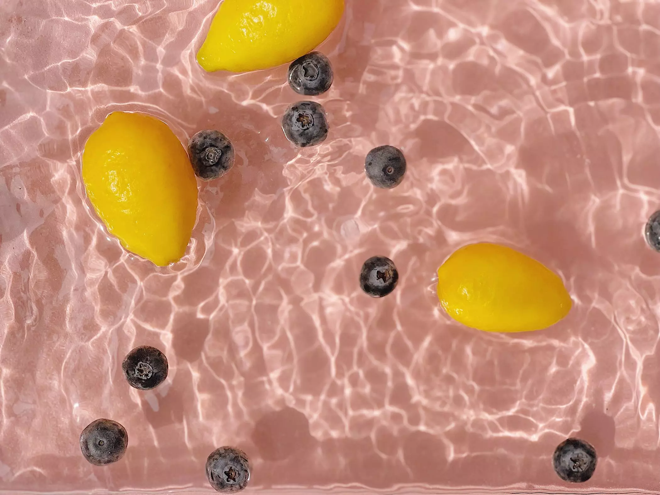 Zitronen und Blaubeeren schwimmen im Wasser - femtastics