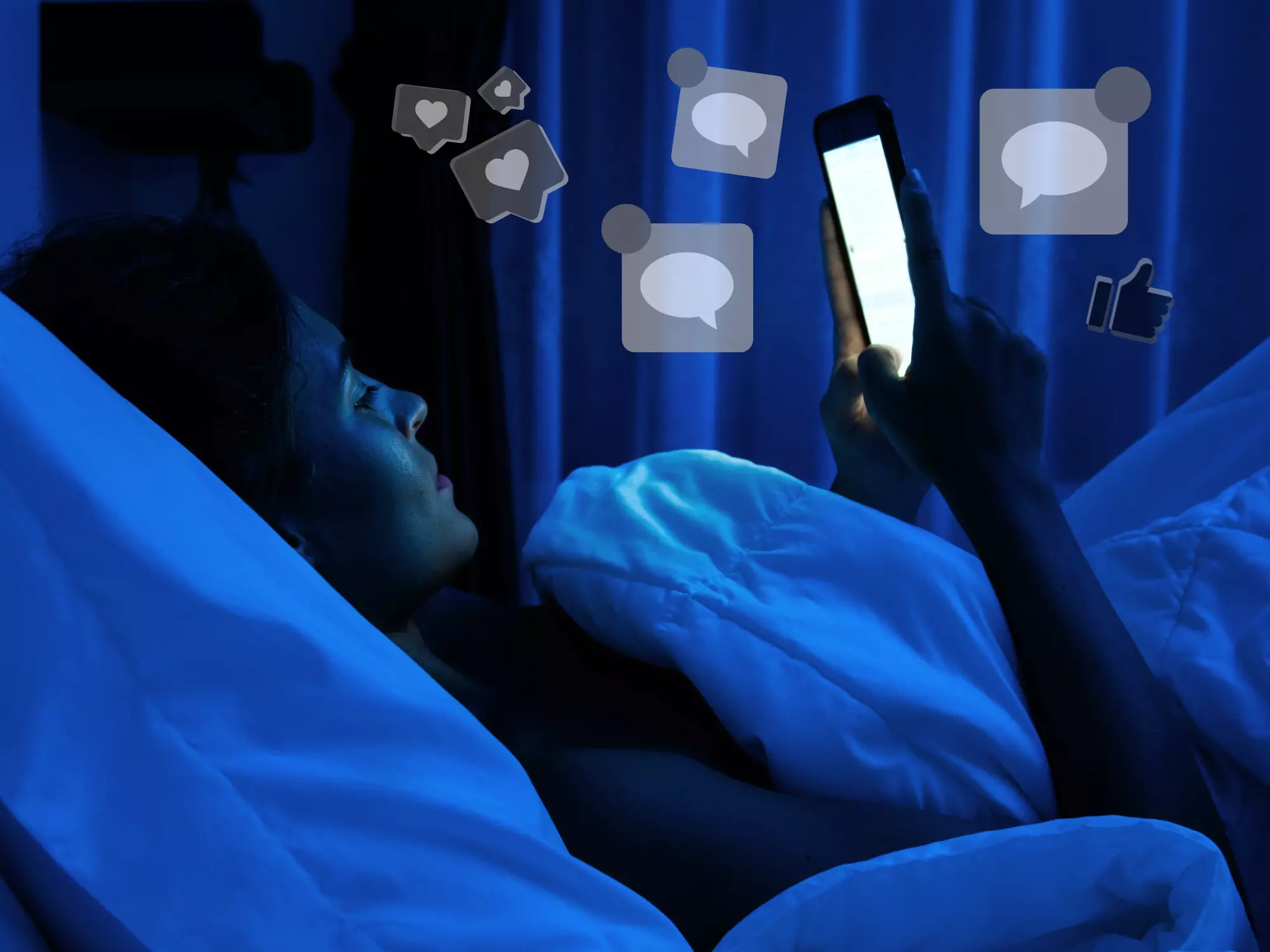 Frau am Smartphone im Dunkeln