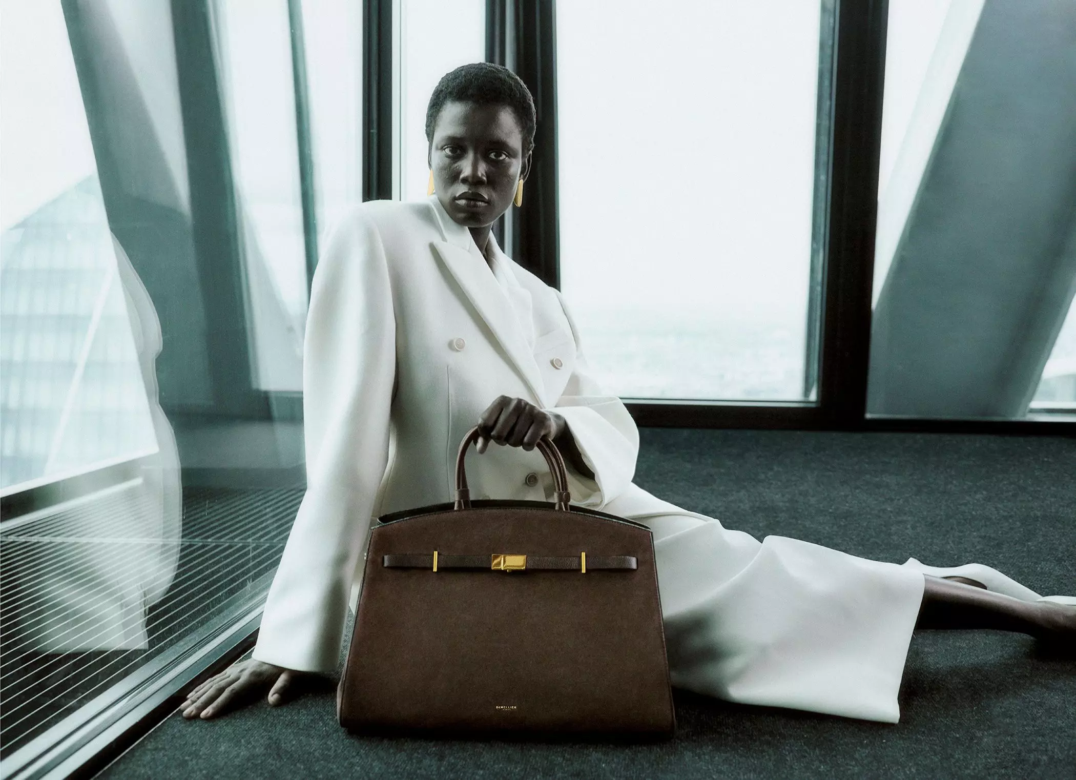 Model mit Demellier Handtasche