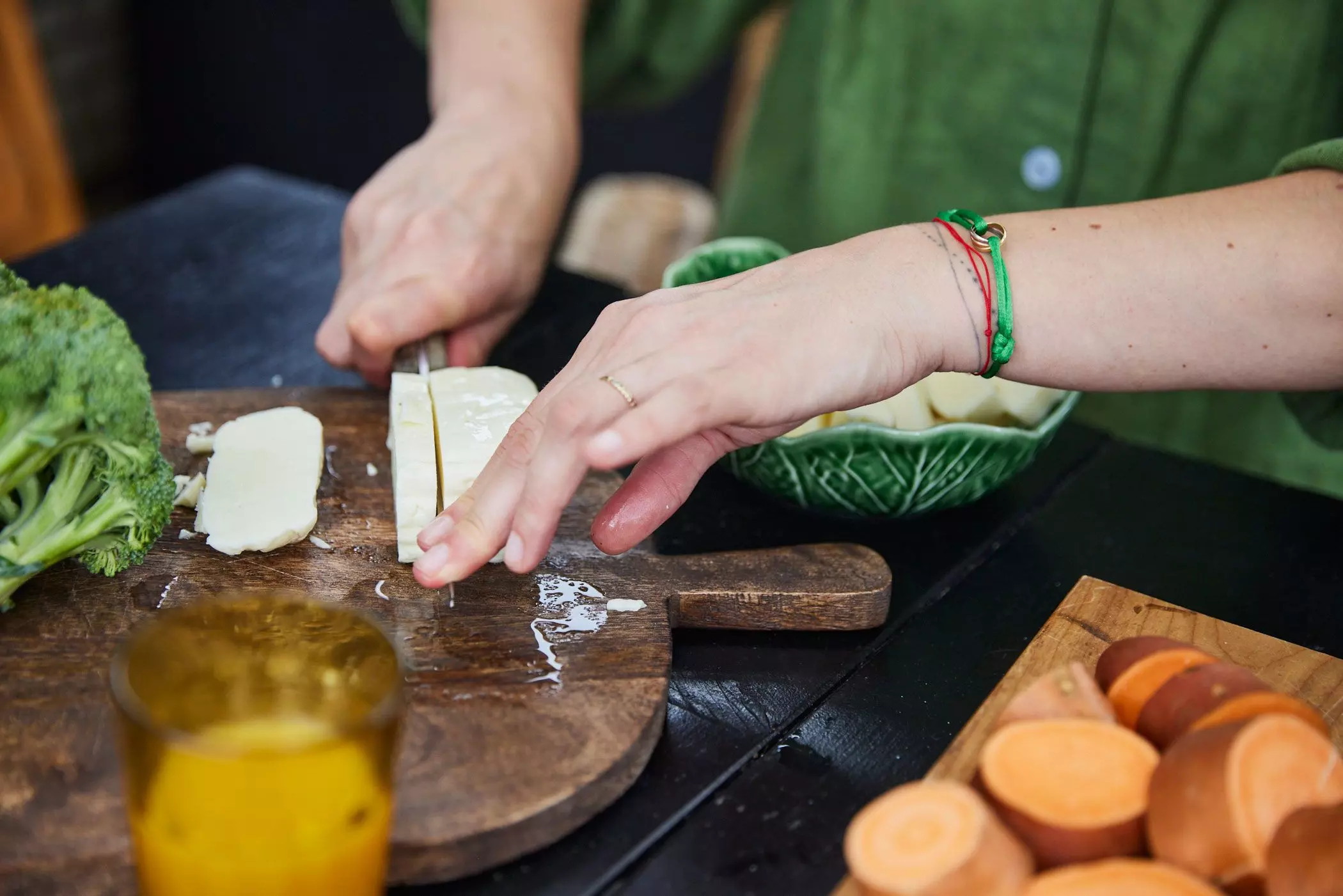 Ari Stippa schneidet Halloumi auf einem Holzbrett - femtastics