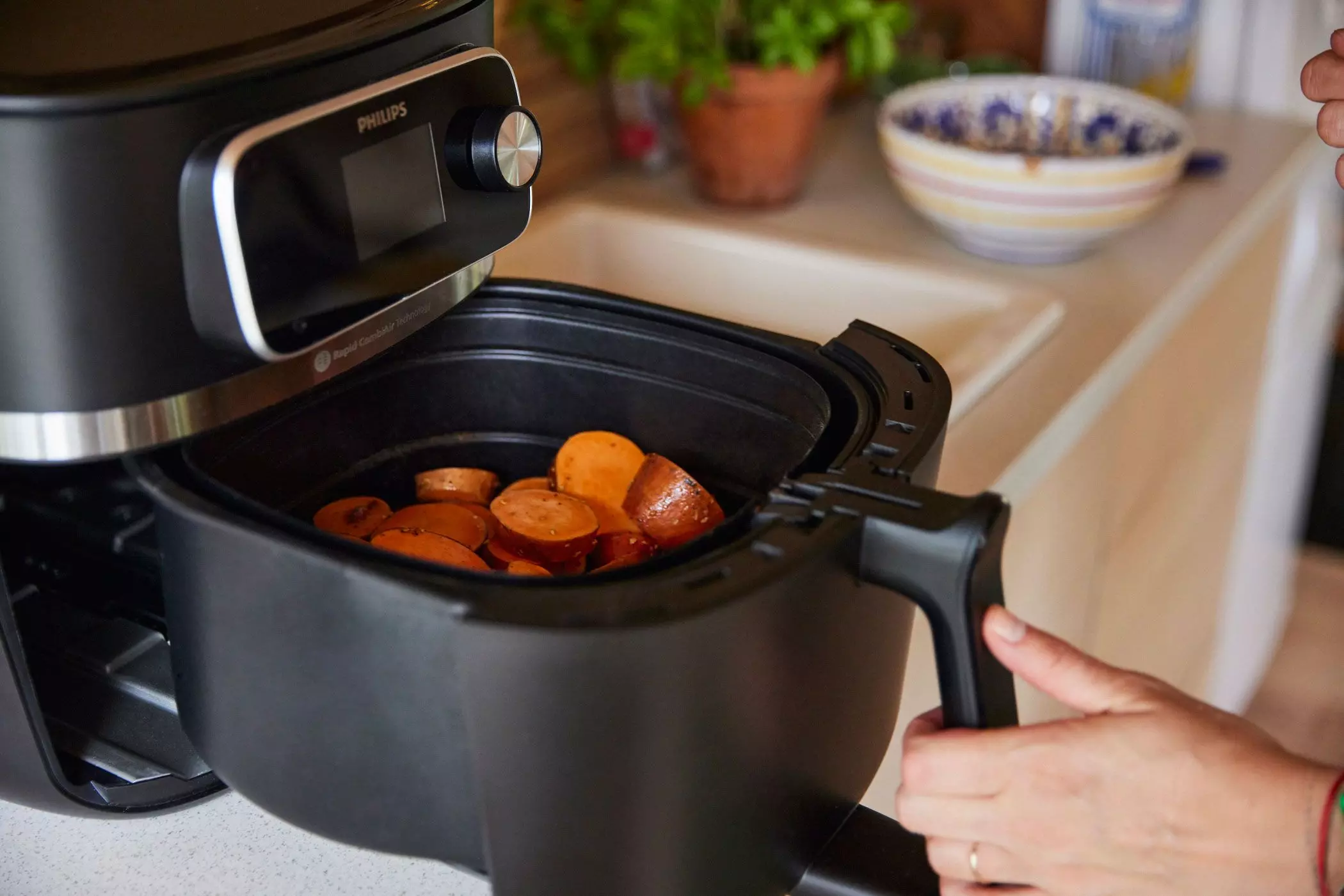 Frittierte Süßkartoffelchips aus dem „Airfryer-Combi XXL Connected“ von „Philips“ - femtastics