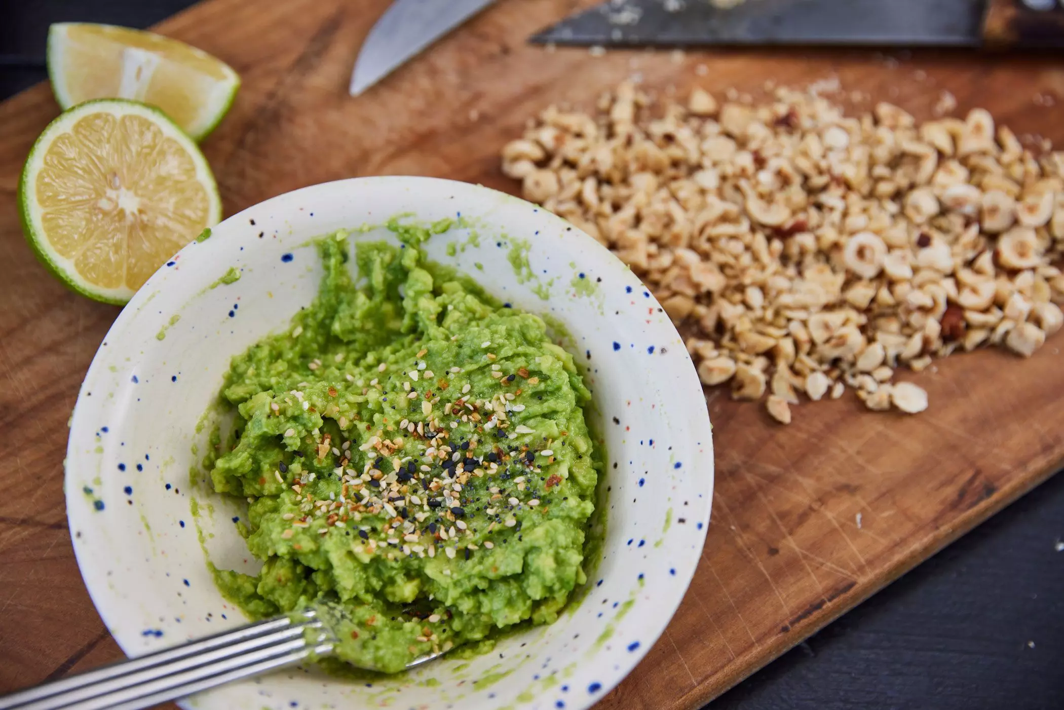 Selbstgemachte Guacamole und gehackte Haselnüsse - femtastics