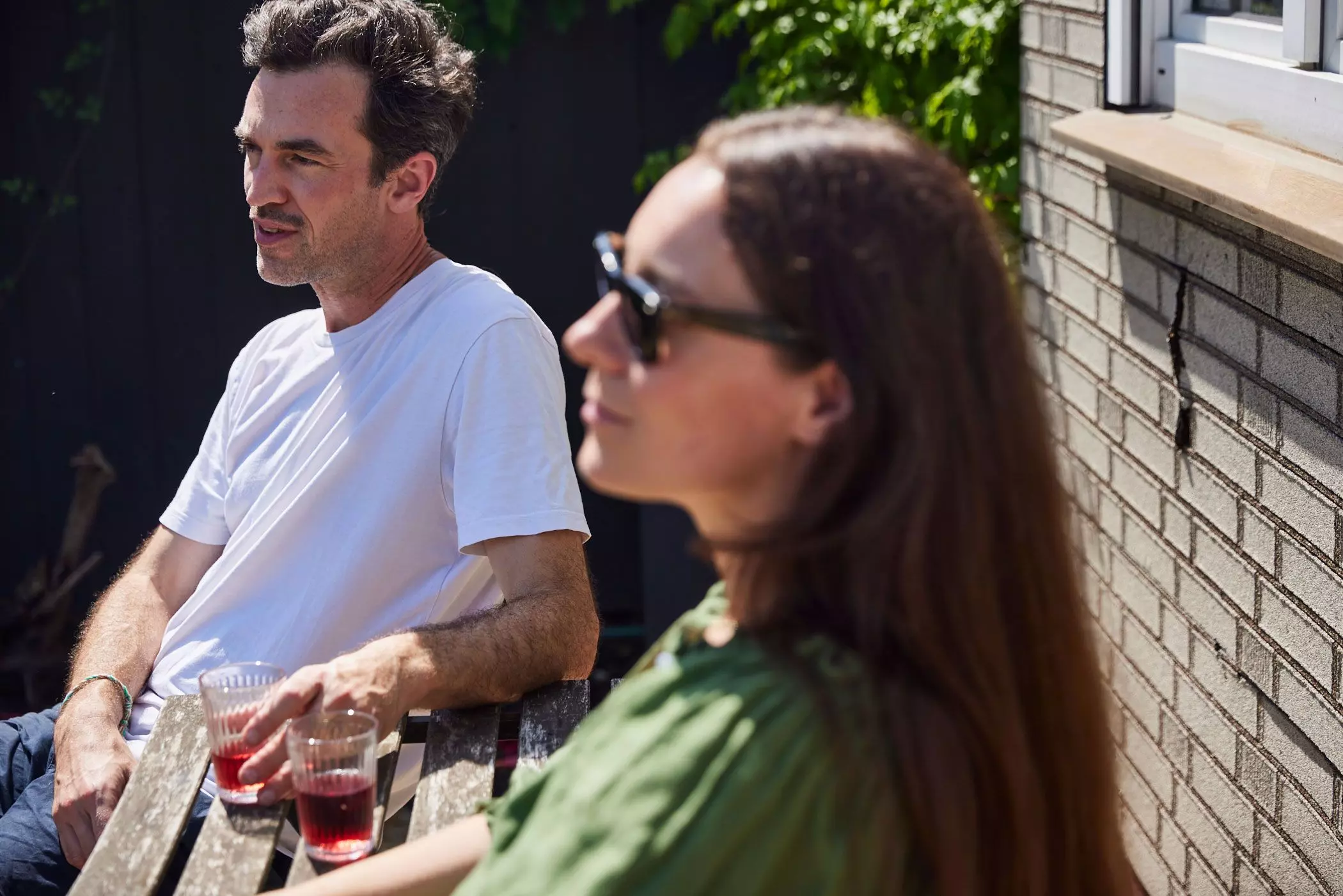 Ari Stippa und Rainer Metz genießen in der Sonne ein Glas Rotwein - femtastics