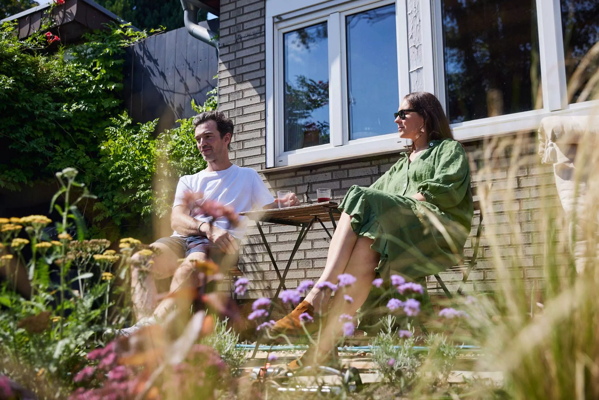 Ari Stippa und Ehemann Rainer Metz sitzen auf der Terrasse vor ihrem Sommerhaus - femtastics