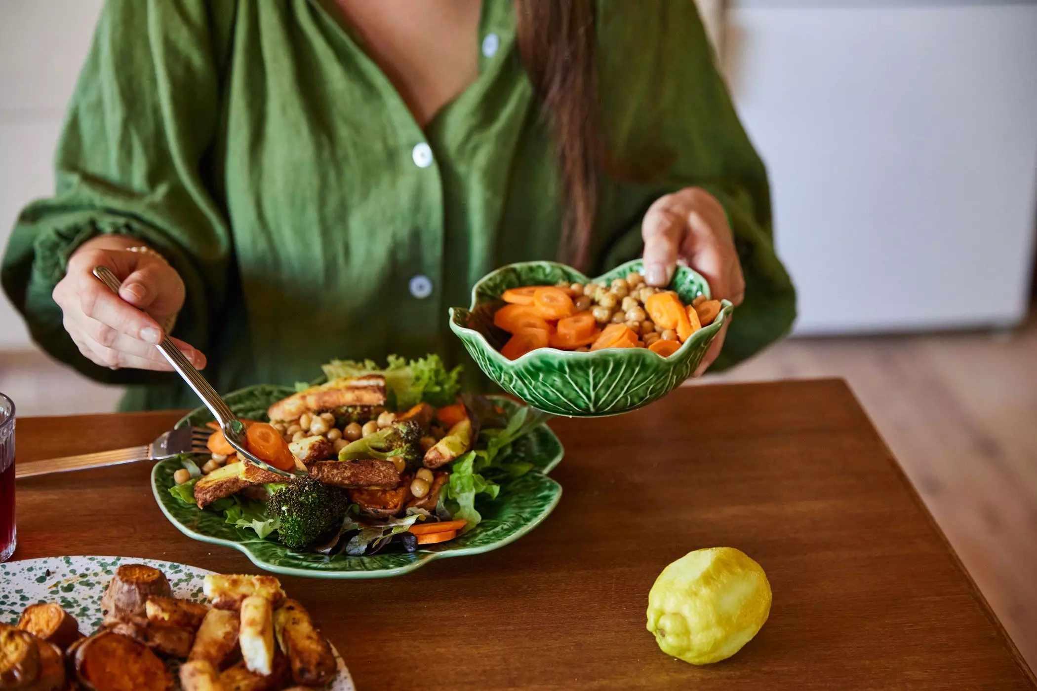 Sommerliches Mittagessen mit Brokkoli, Kichererbsen und Salat - femtastics