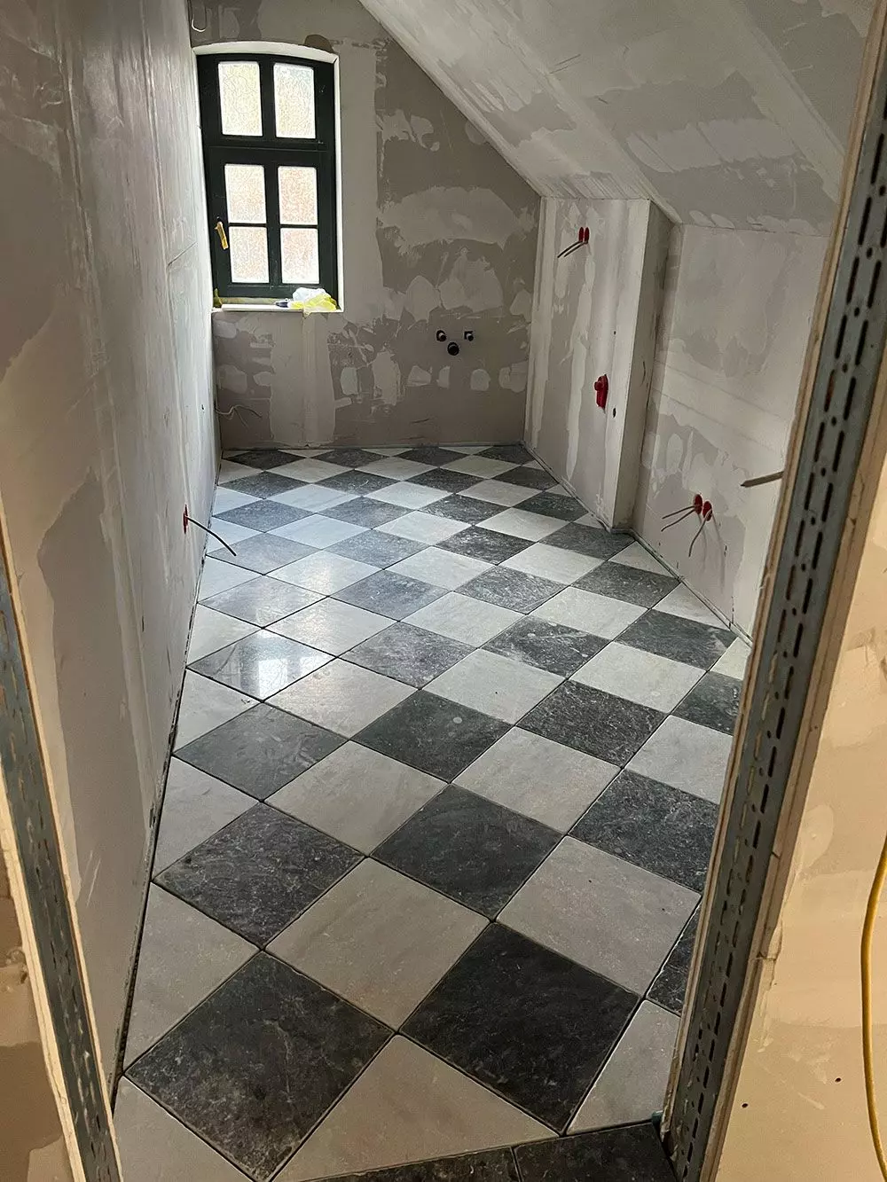 femtastics-wir-renovieren-eine-villa-MarmorFliesenHWR