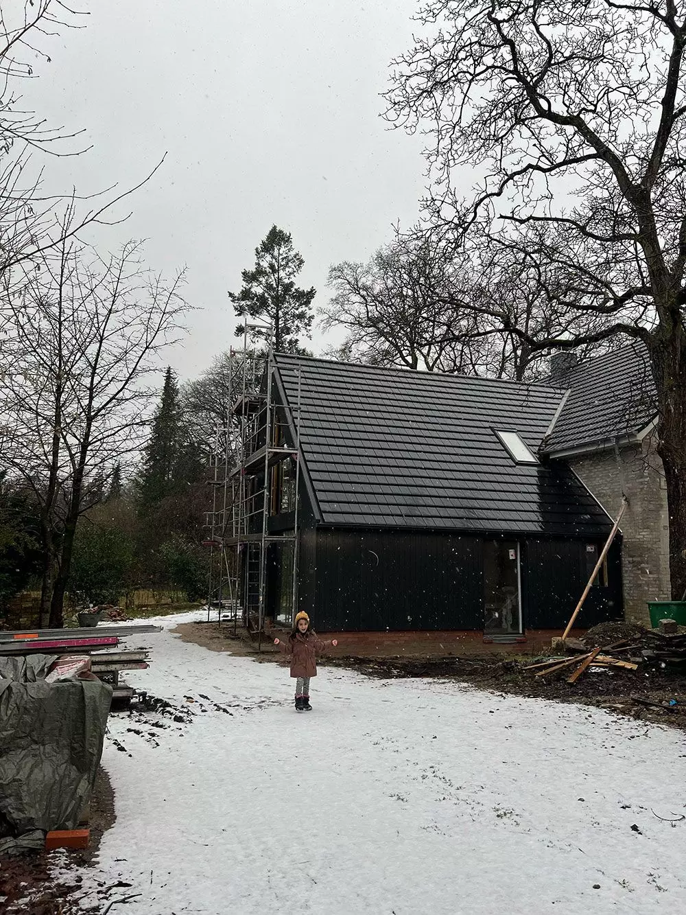 femtastics-wir-renovieren-eine-villa-anbau-von-aussen