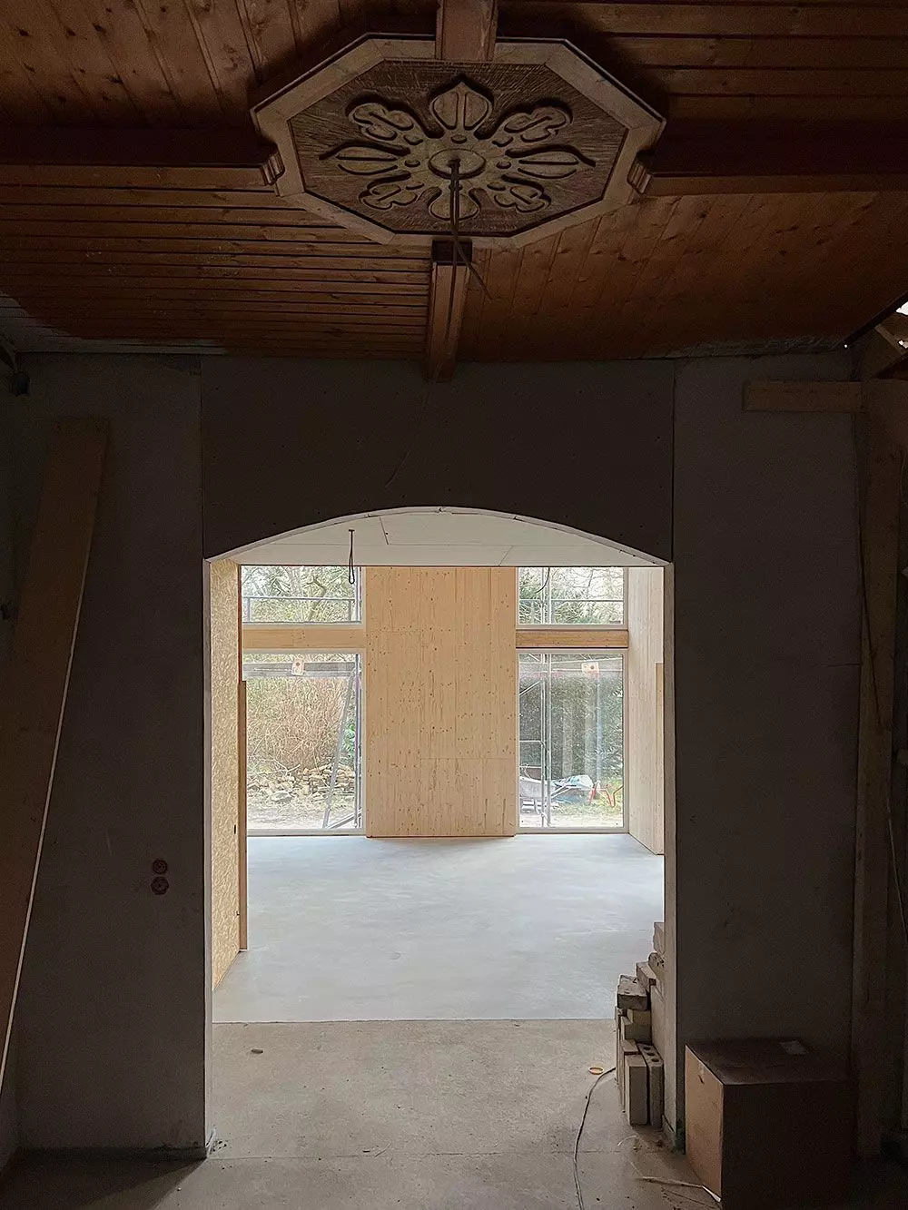femtastics-wir-renovieren-eine-villa-flur-dunkleDecke
